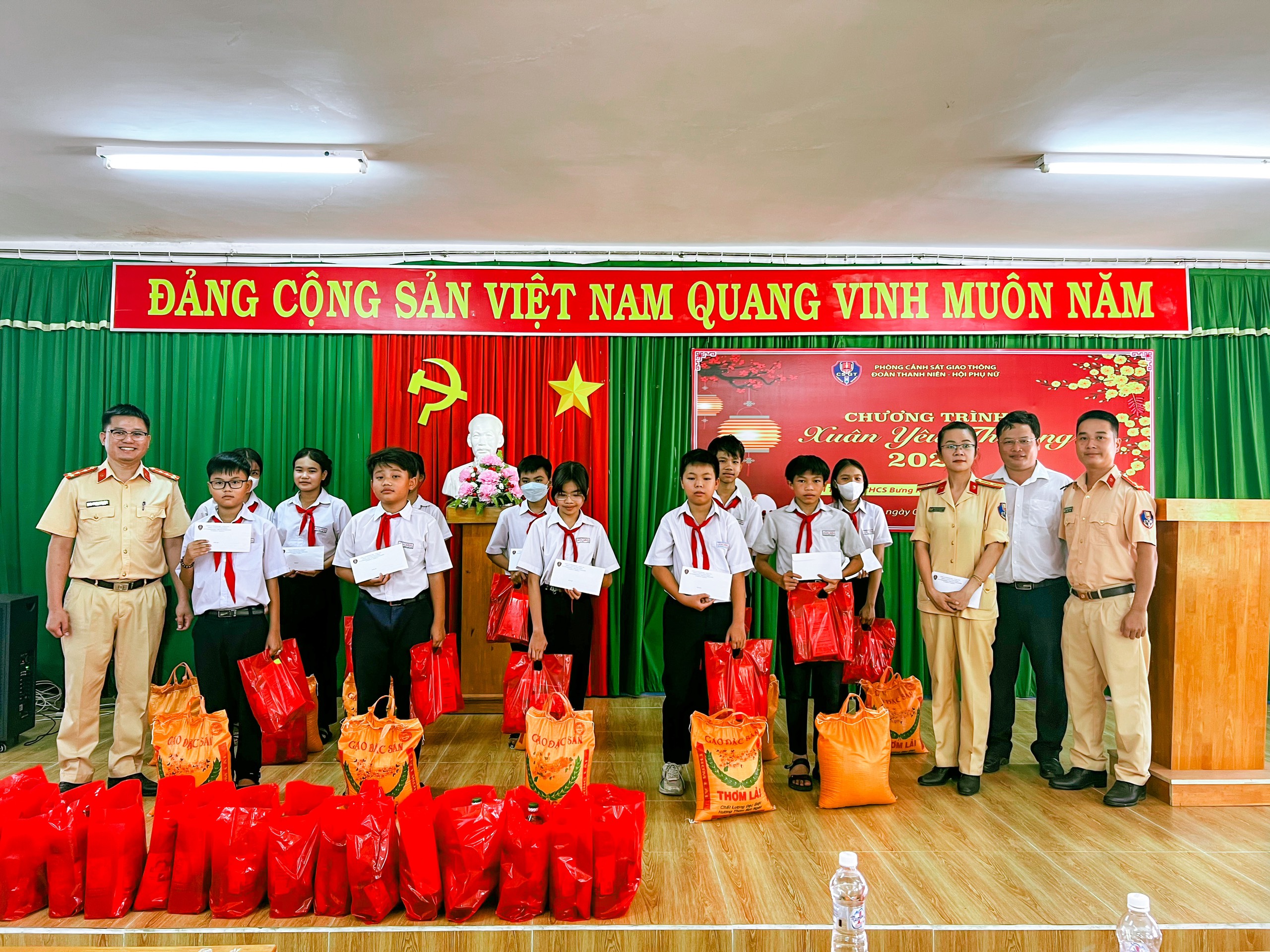 Phòng Cảnh sát giao thông, Công an tỉnh đến tặng quà tết cho các học sinh trường THCS Bưng Riềng (H.Xuyên Mộc)