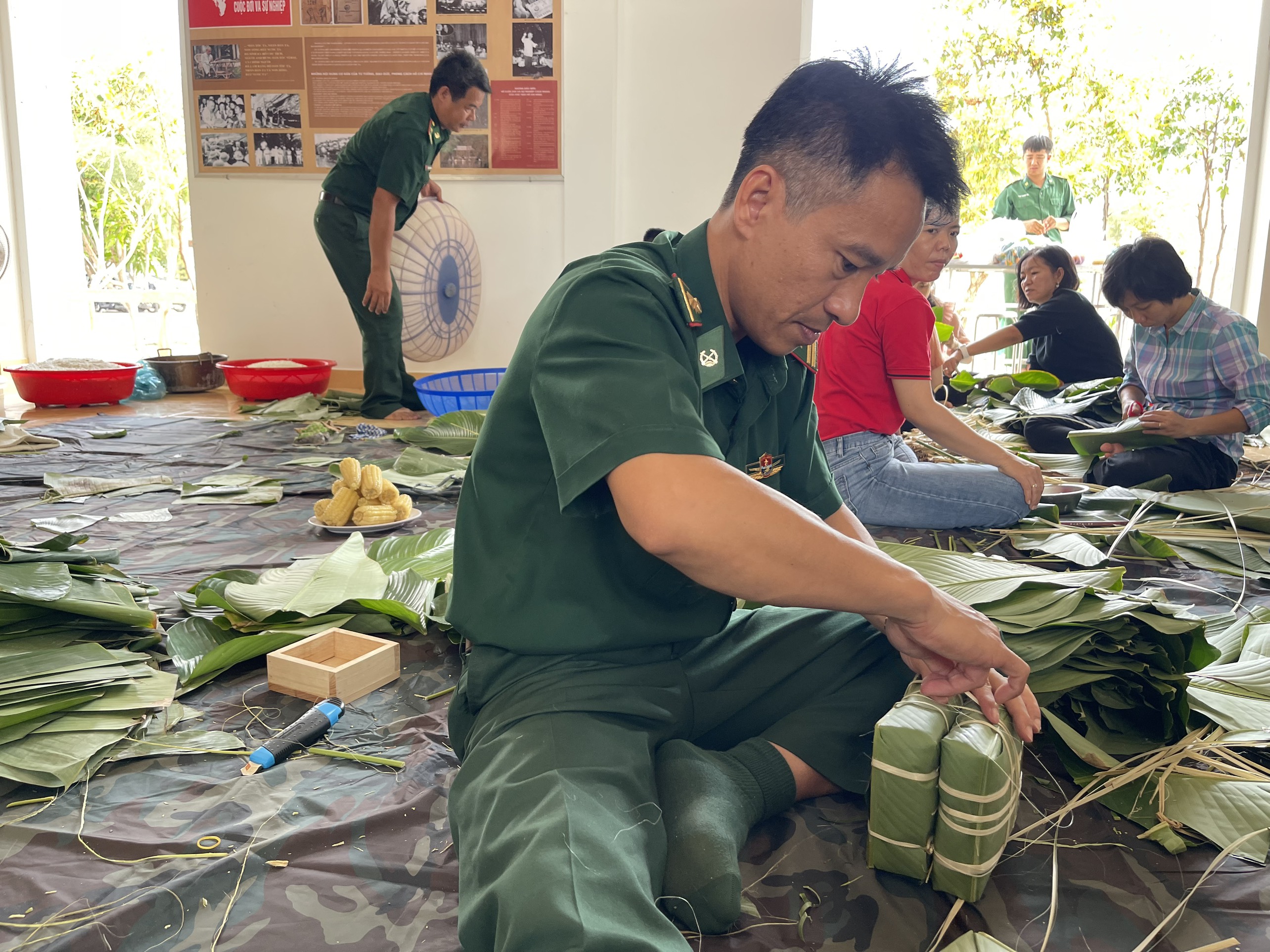Cán bộ, chiến sĩ Đồn Biên phòng Phước Tỉnh tham gia gói bánh chưng, bánh tét gửi tặng đến người có hoàn cảnh khó khăn trên địa bàn