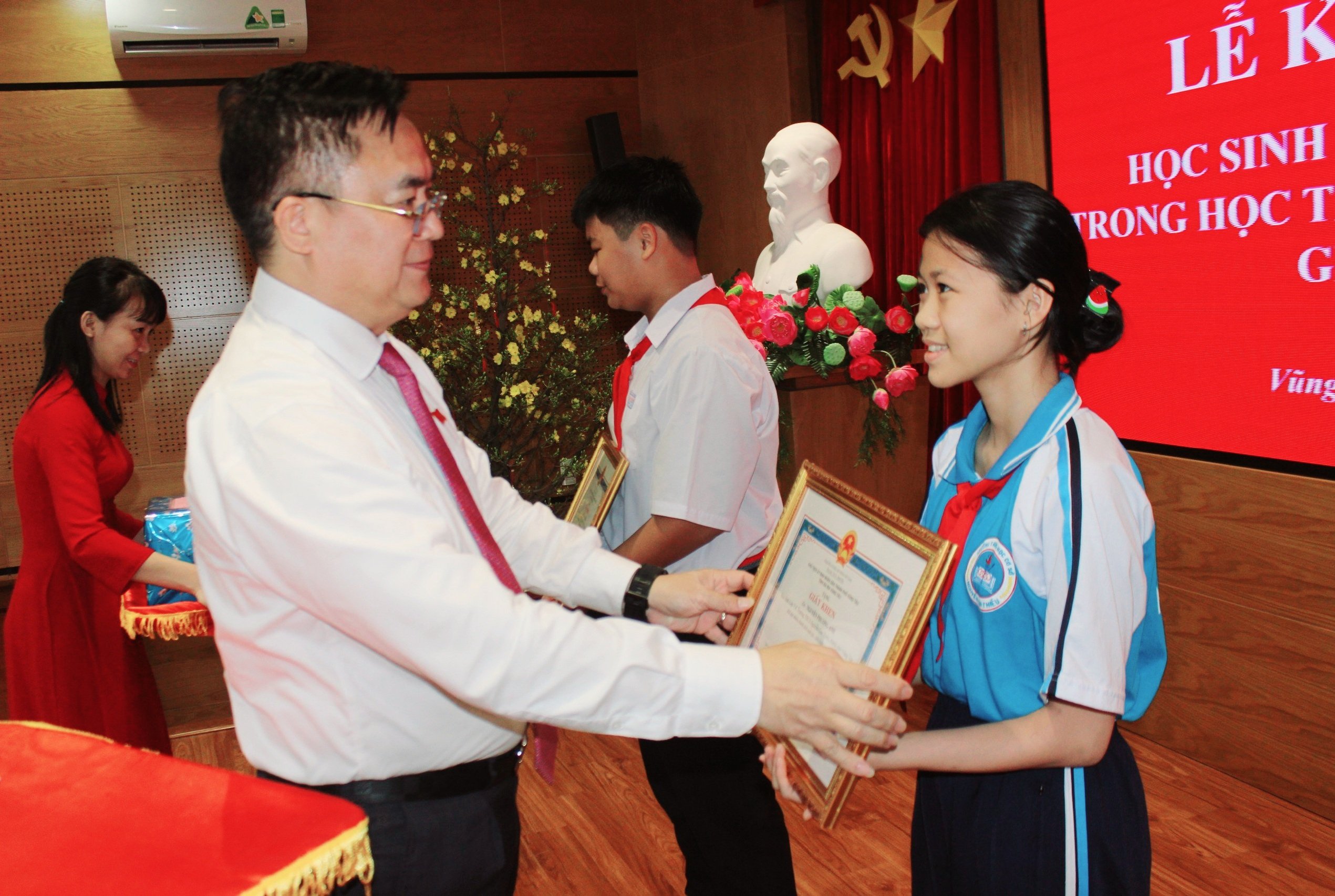 Ông Hoàng Vũ Thảnh trao Giấy khen và phần thưởng cho các em HS có thành tích học tập xuất sắc.