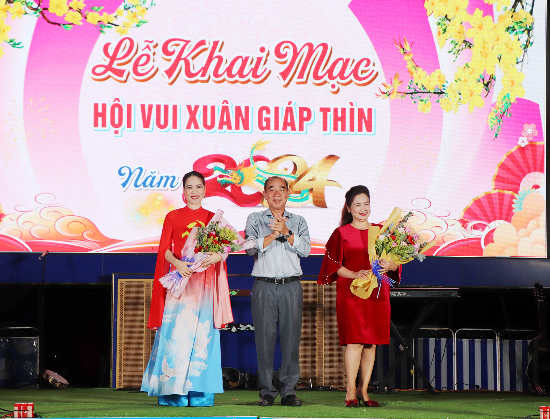 Ông Lâm Văn Hồng, Chủ tịch UBND huyện Long Điền tặng hoa cảm ơn các ca sĩ, nghệ sĩ Nhà hát biểu diễn tại chương trình.