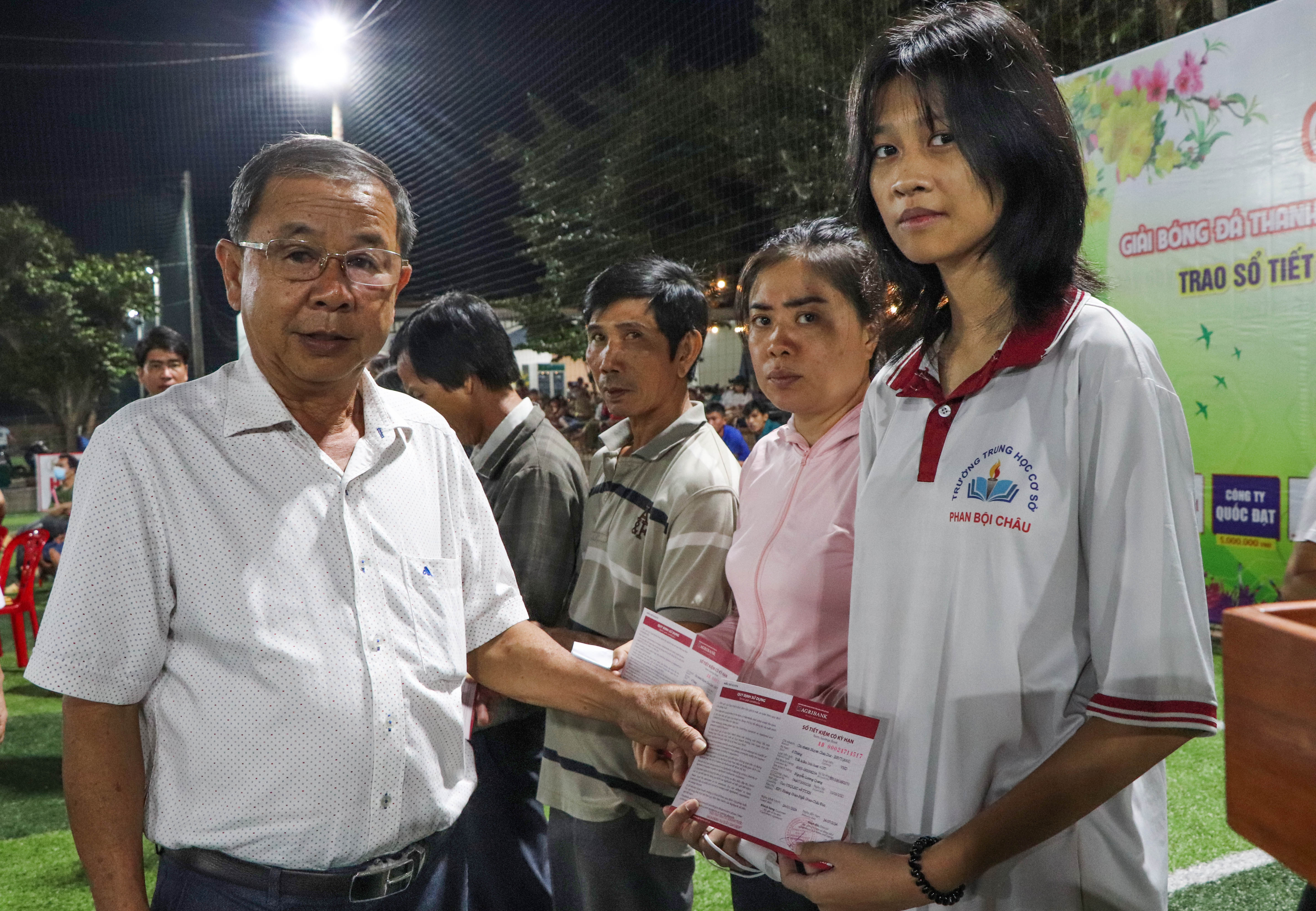 Ông Trần Hai, Bí thư Đảng ủy TT.Ngãi Giao trao tặng sổ tiết kiệm cho các hộ vừa mới thoát nghèo trên địa bàn.