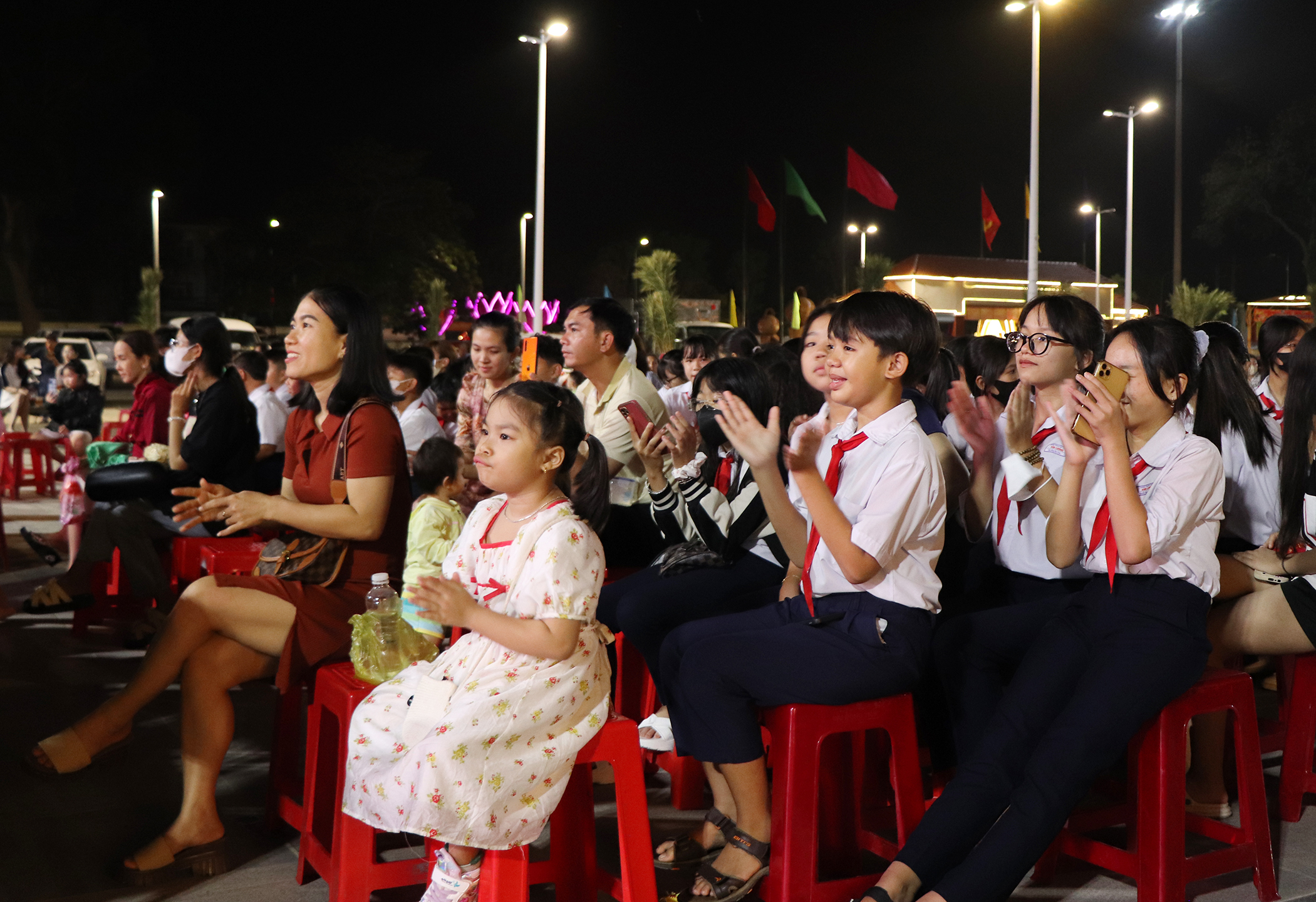 Người dân vui tươi, háo hức tại lễ khai mạc Hội vui Xuân Giáp Thìn 2024.