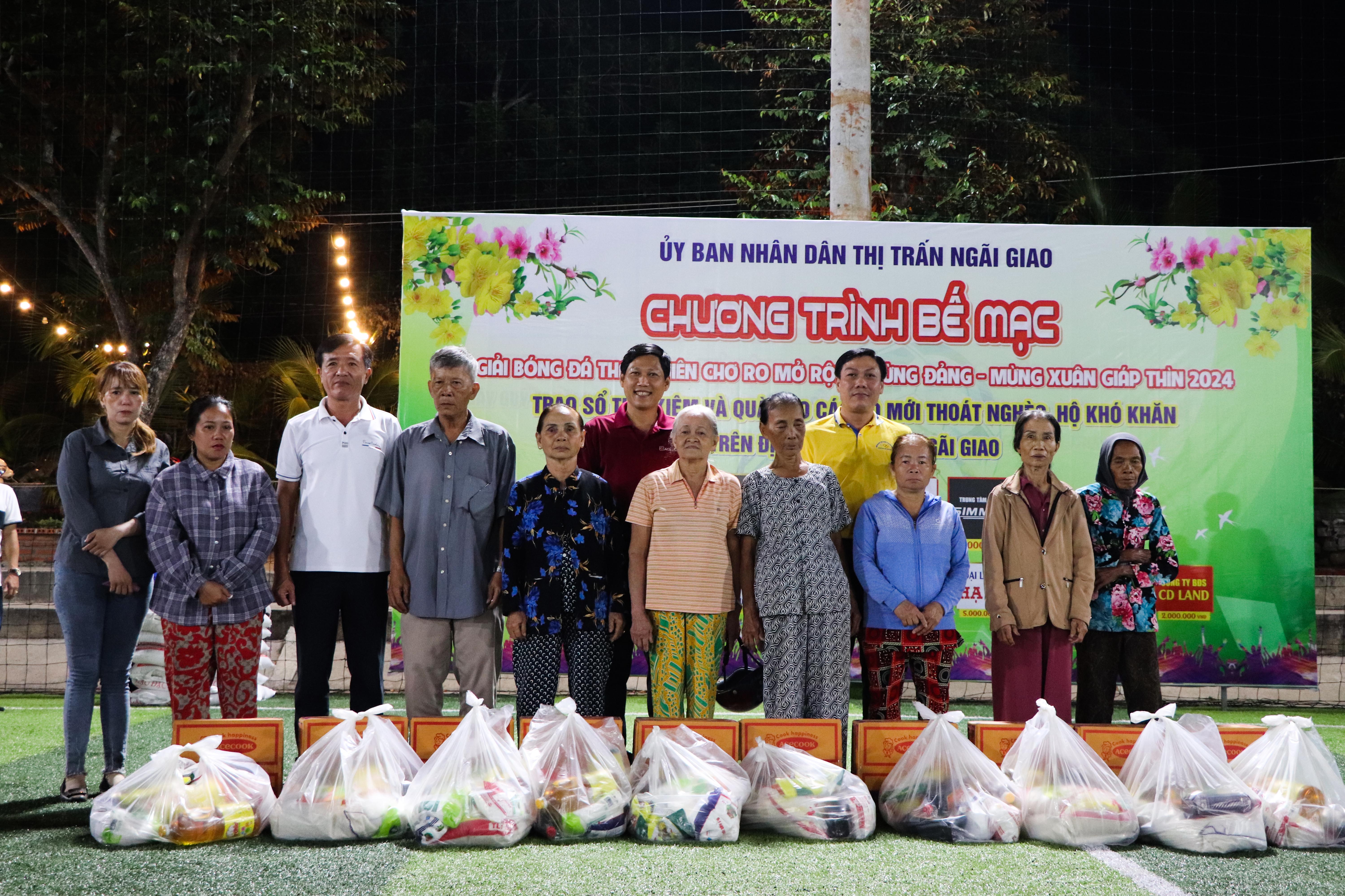 Các hộ có hoàn cảnh khó khăn được nhận quà Tết tại chương trình trao giải bóng đá S7 thanh niên Châu Ro.