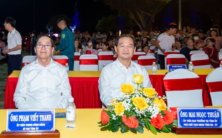 Ông Phạm Viết Thanh, Ủy viên BCH Trung ương Đảng, Bí thư Tỉnh ủy, Chủ tịch HĐND tỉnh; ông Mai Ngọc Thuận, Ủy viên Ban Thường vụ Tỉnh ủy,  Phó Chủ tịch HĐND tỉnh dự khai mạc hội hoa Xuân TP. Vũng Tàu.