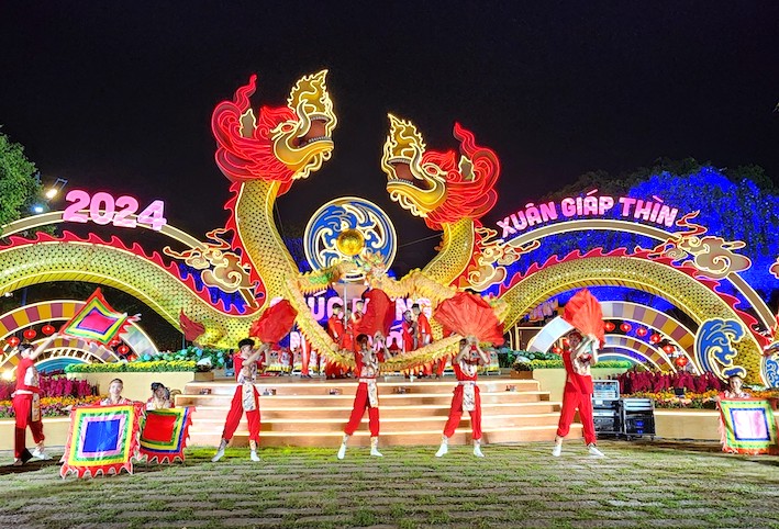 Tiết mục biểu diễn múa lân trong chương trình khai mạc hội hoa Xuân.