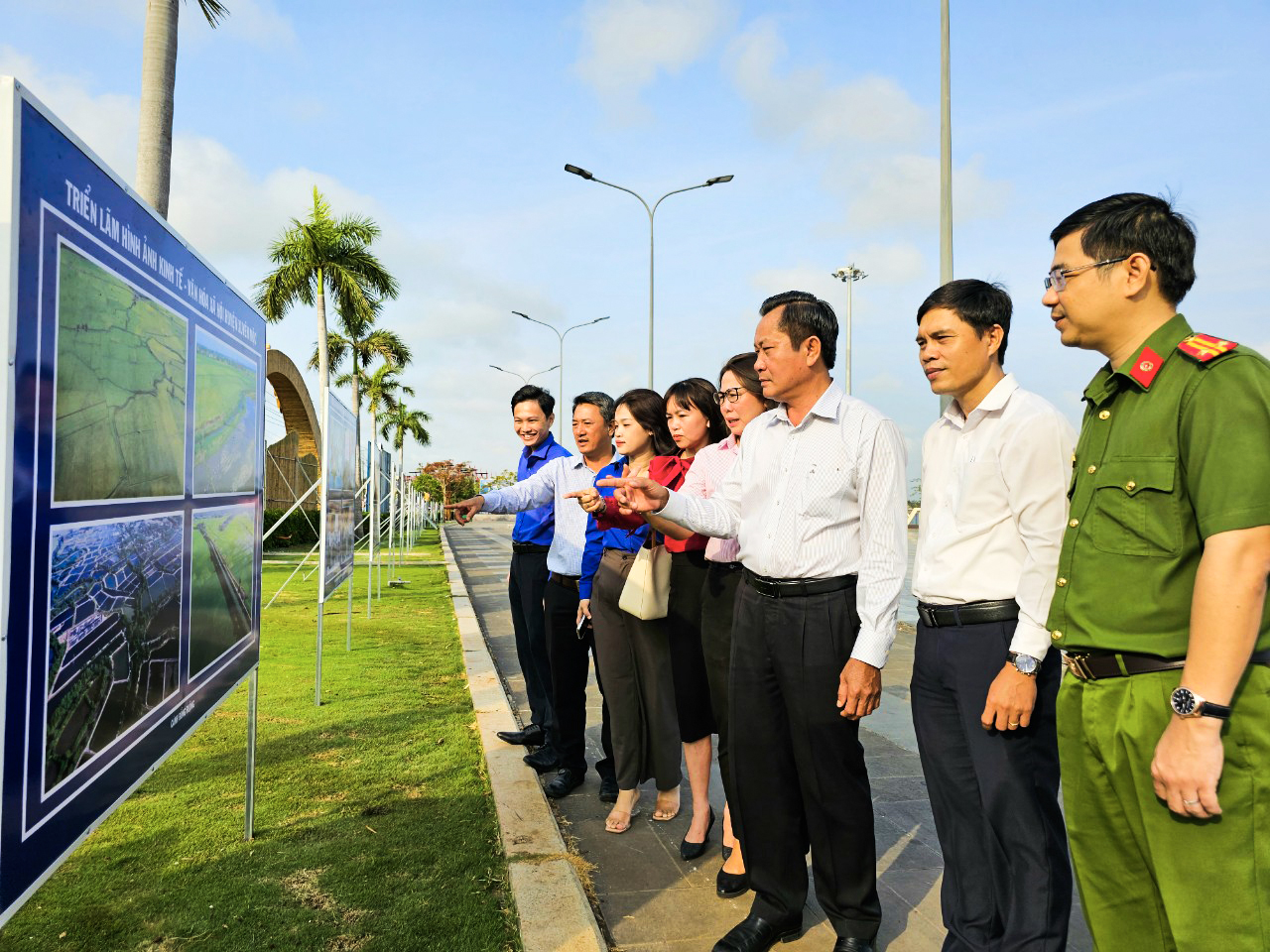Lãnh đạo huyện Xuyên Mộc xem tranh, ảnh triển lãm thành tựu kinh tế - xã hội của huyện.