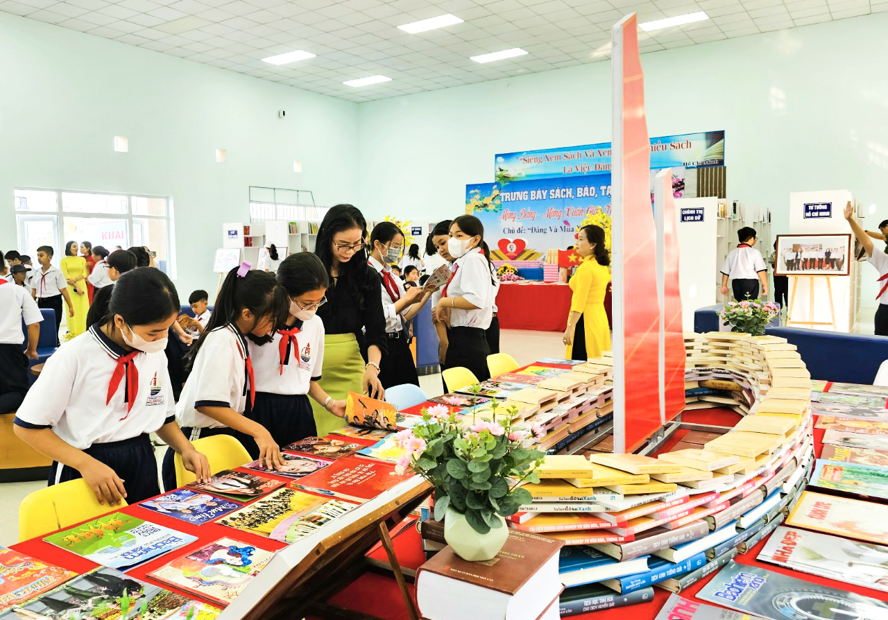 Các em HS Trường TH Láng Sim thích thú khi đến đọc sách tại triển lãm.