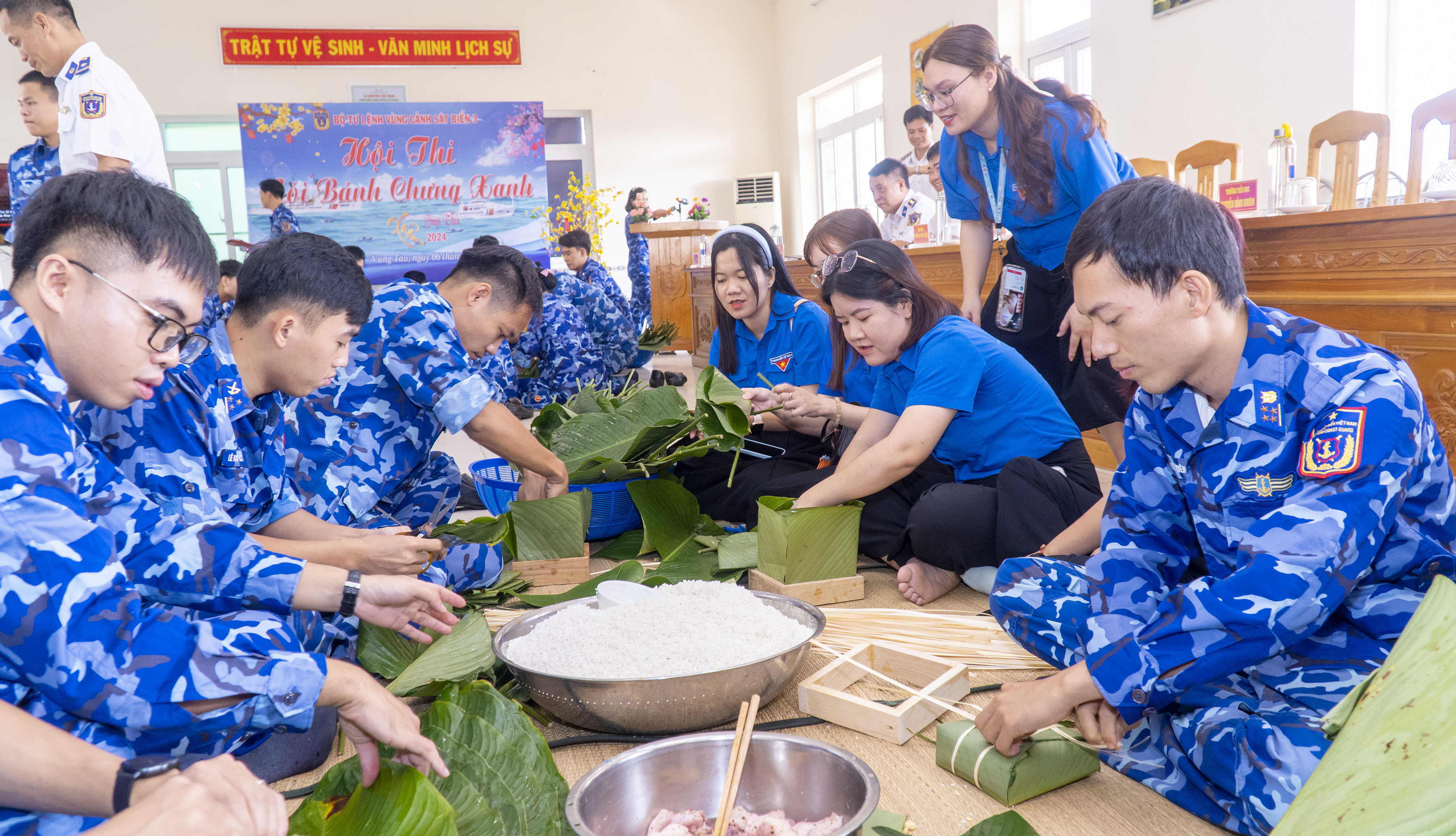 Cán bộ, chiến sĩ  Vùng Cảnh sát biển 3 và các đoàn viên, thanh niên của đơn vị kết nghĩa - Trường TH Nguyễn Bỉnh Khiêm, TP.Vũng Tàu tham gia gói bánh chưng.