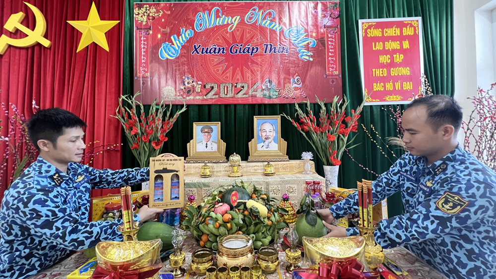 Cán bộ, thủy thủ Tàu ngầm 187 Bà Rịa-Vũng Tàu trang trí bàn thờ với ảnh Bác Hồ và Đại tướng Võ Nguyên Giáp.  