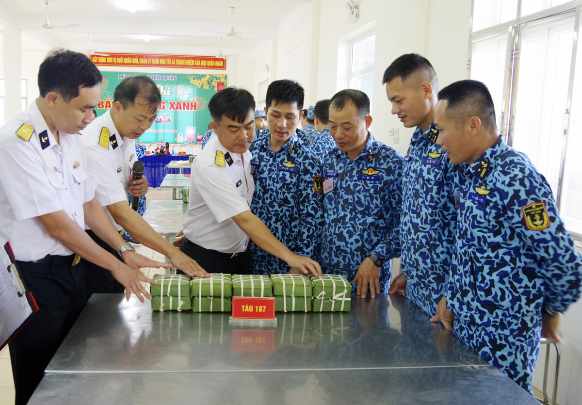 Ban Giám khảo chấm điểm bánh chưng của Tàu ngầm 187 Bà Rịa-Vũng Tàu.