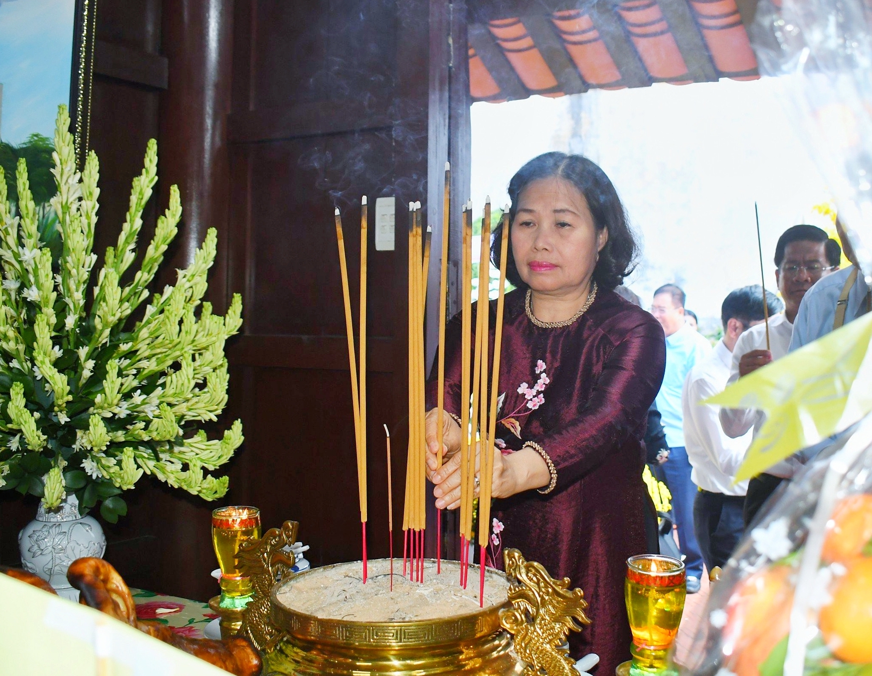 Bà Nguyễn Thị Yến, Phó Bí thư Thường trực Tỉnh ủy, Trưởng Đoàn ĐBQH tỉnh dâng hương tưởng nhớ Nữ AHLLVTND Võ Thị Sáu.