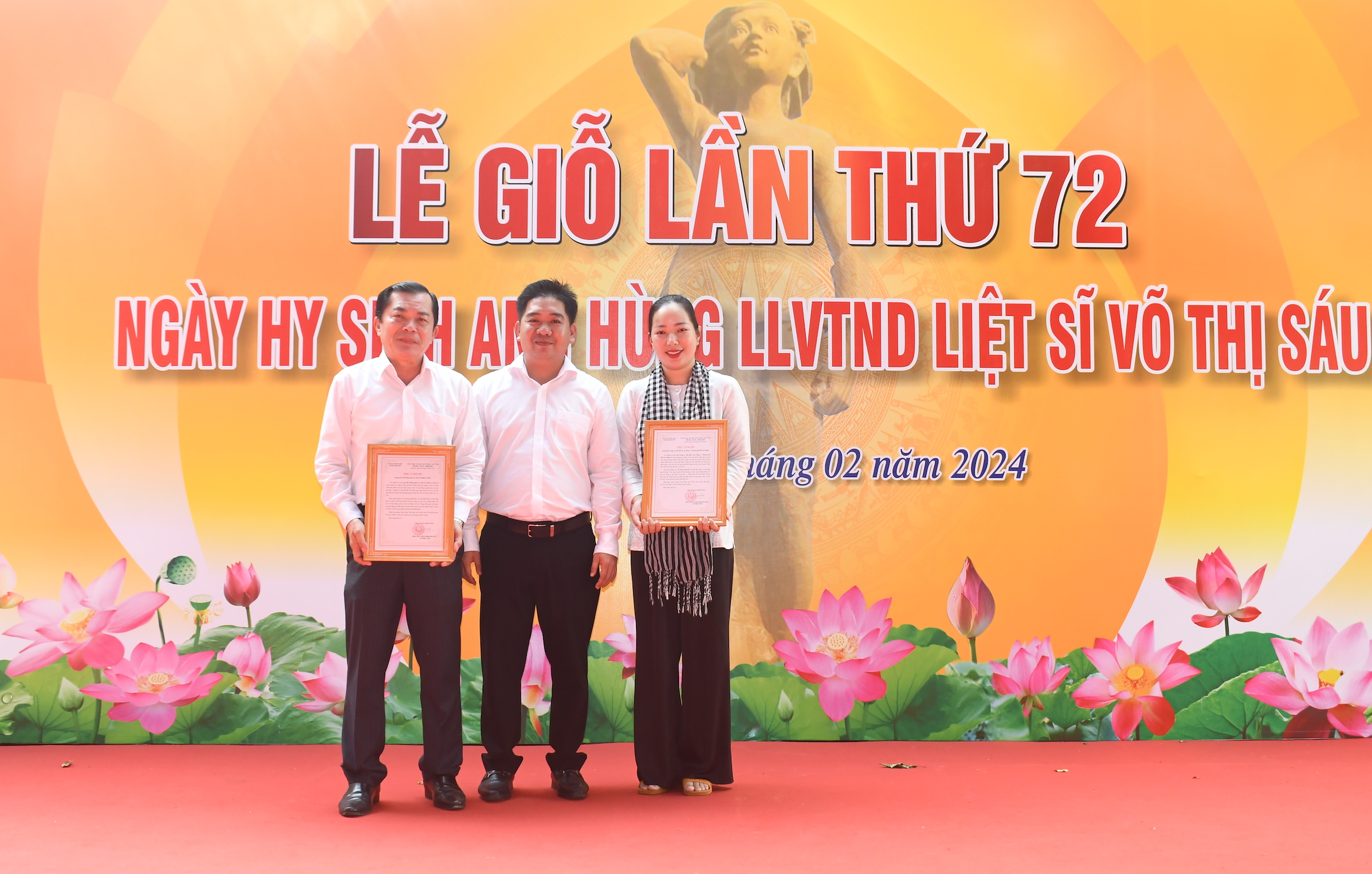 Ông Võ Minh Tuấn, Phó Chủ tịch UBND huyện Đất Đỏ trao thư cảm ơn đến đại diện Hội đồng Quỹ từ thiện Cô Sáu và Công tyNội thất Cosy Home (TP. Hồ Chí Minh).