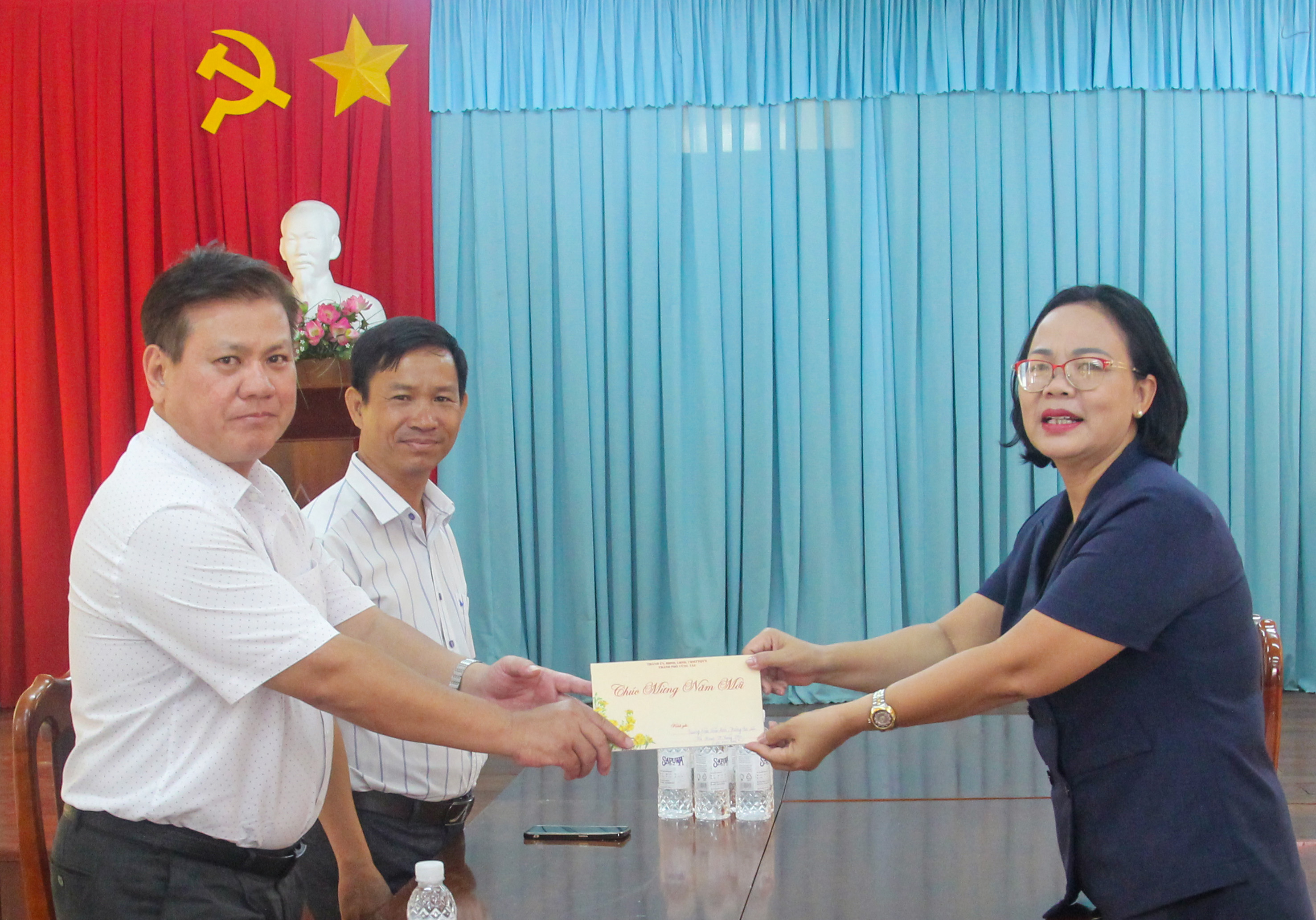 Bà Nguyễn Thị Thu Hương, Phó Chủ tịch UBND TP.Vũng Tàu tặng quà, chúc Tết Trung tâm Văn hóa, Thông tin và Thể thao TP. Vũng Tàu.