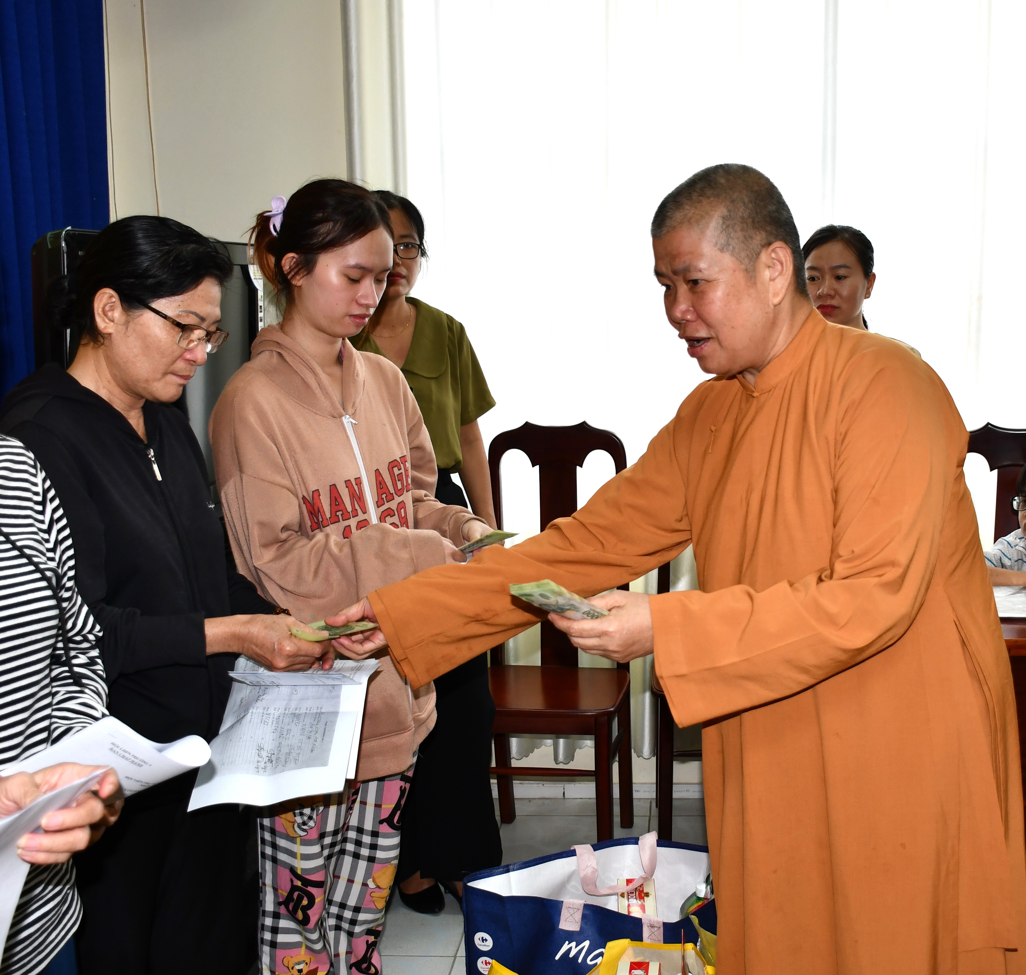 Ni sư Thích nữ Tiến Liên, Trụ tri Tịnh xá Ngọc Đức tặng quà cho bệnh nhân ung bướu tại TP.Vũng Tàu.