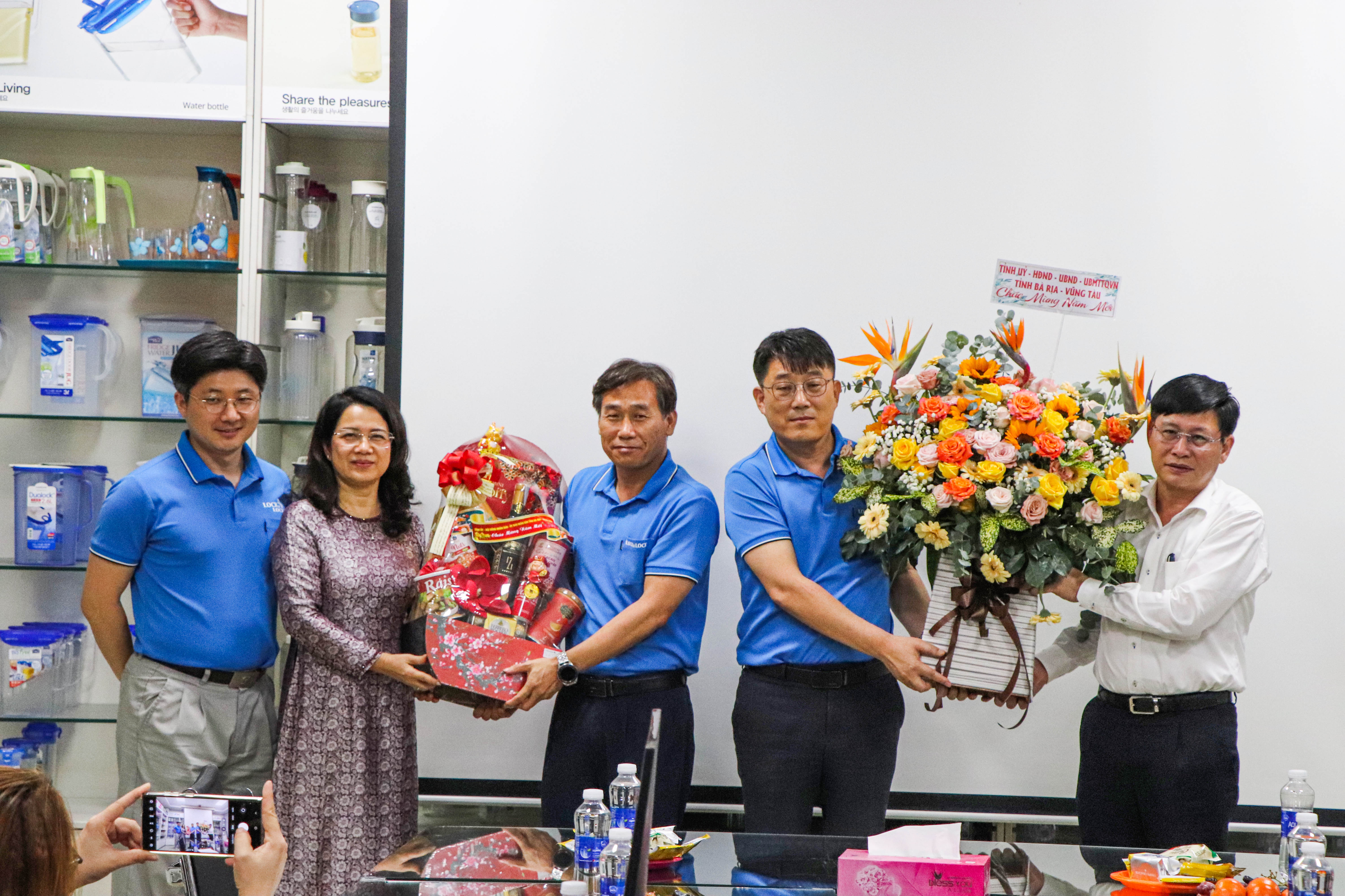 Lãnh đạo tỉnh đến thăm, tặng hoa và chúc Tết Công ty Lock & Lock Vina.