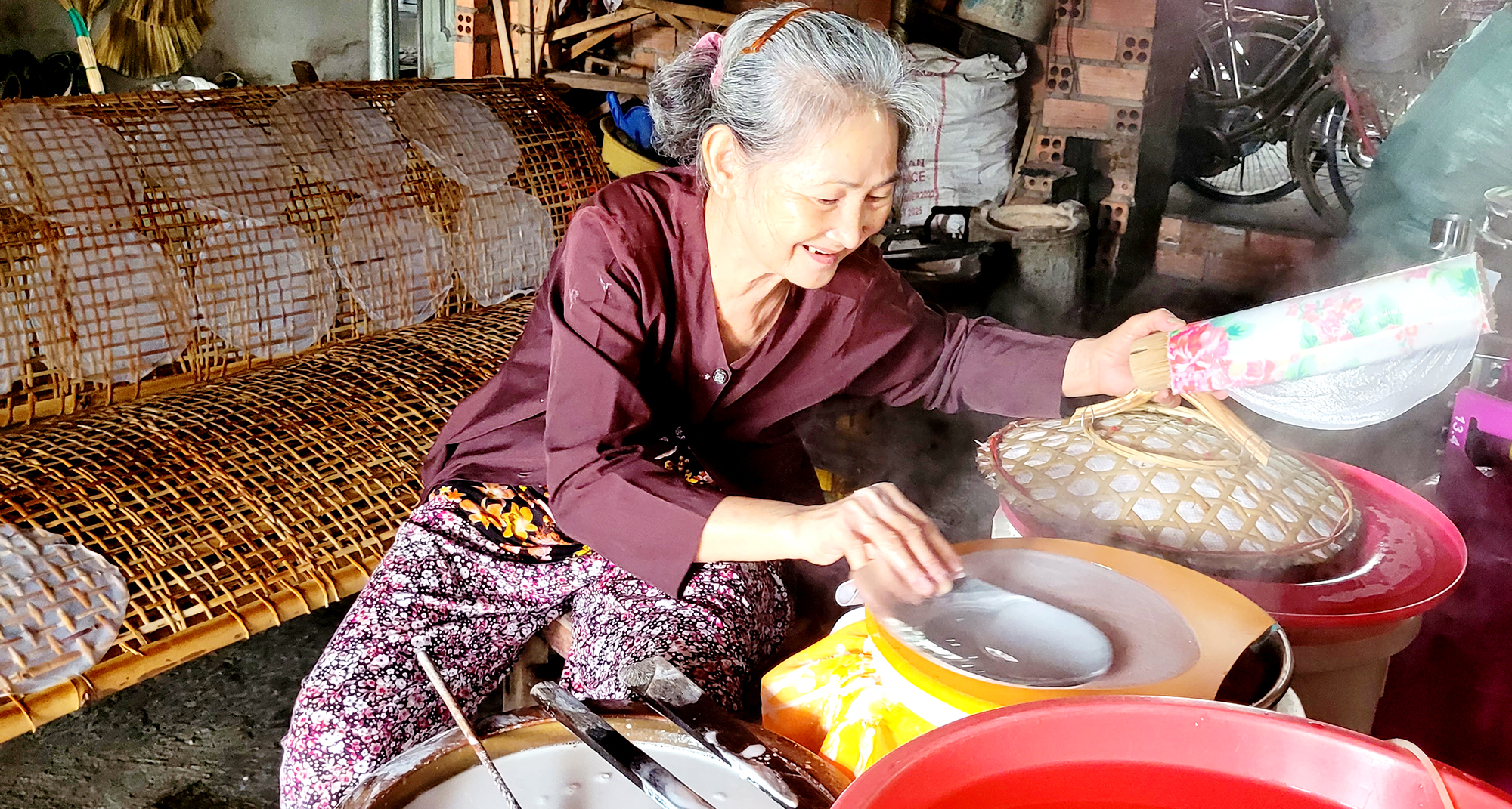 Bà con làng bánh tráng An Ngãi sản xuất bánh tráng phục vụ nhu cầu thị trường Tết.