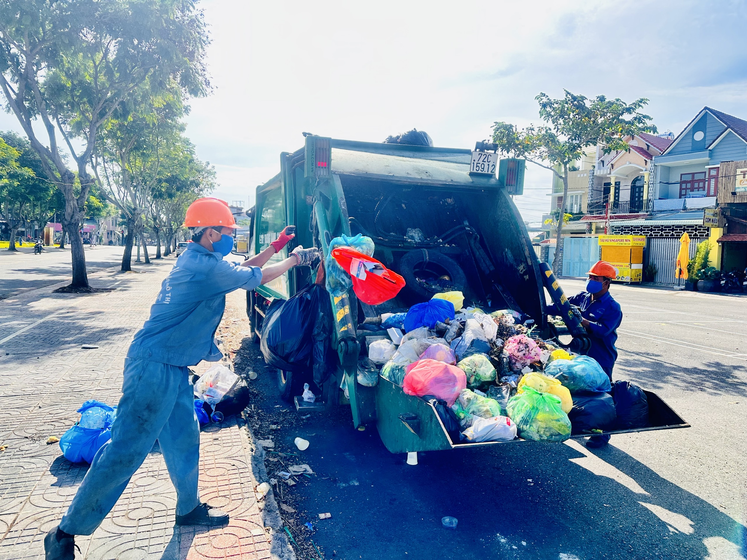 Công nhân vệ sinh môi trường Công ty CP đô thị Bà Rịa thu gom rác những ngày giáp Tết