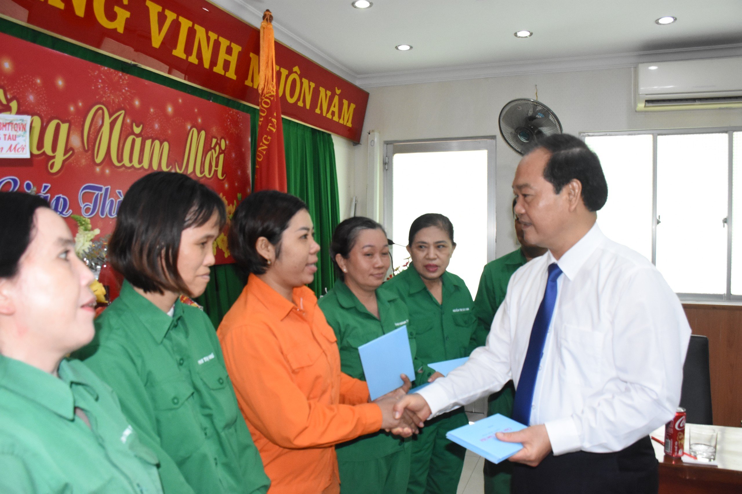 Ông Mai Ngọc Thuận, Phó Chủ tịch HĐND tỉnh tặng quà Tết cho công nhân vệ sinh môi trường có hoàn cảnh khó khăn