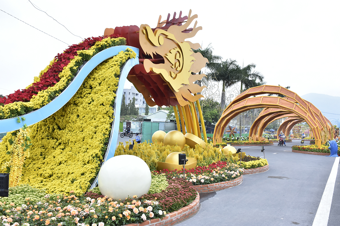 Mô hình “hoàng long vươn mình” trung tâm đường hoa với hình Rồng thời Lý cuộn mình bay lên