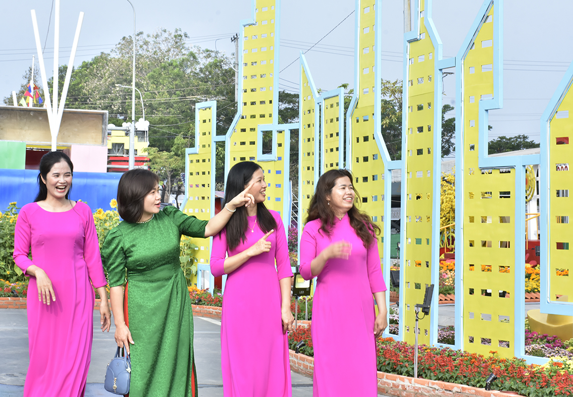 Người dân dạo chơi chụp ảnh với mô hình những tòa nhà cao tầng nối tiếp nhau