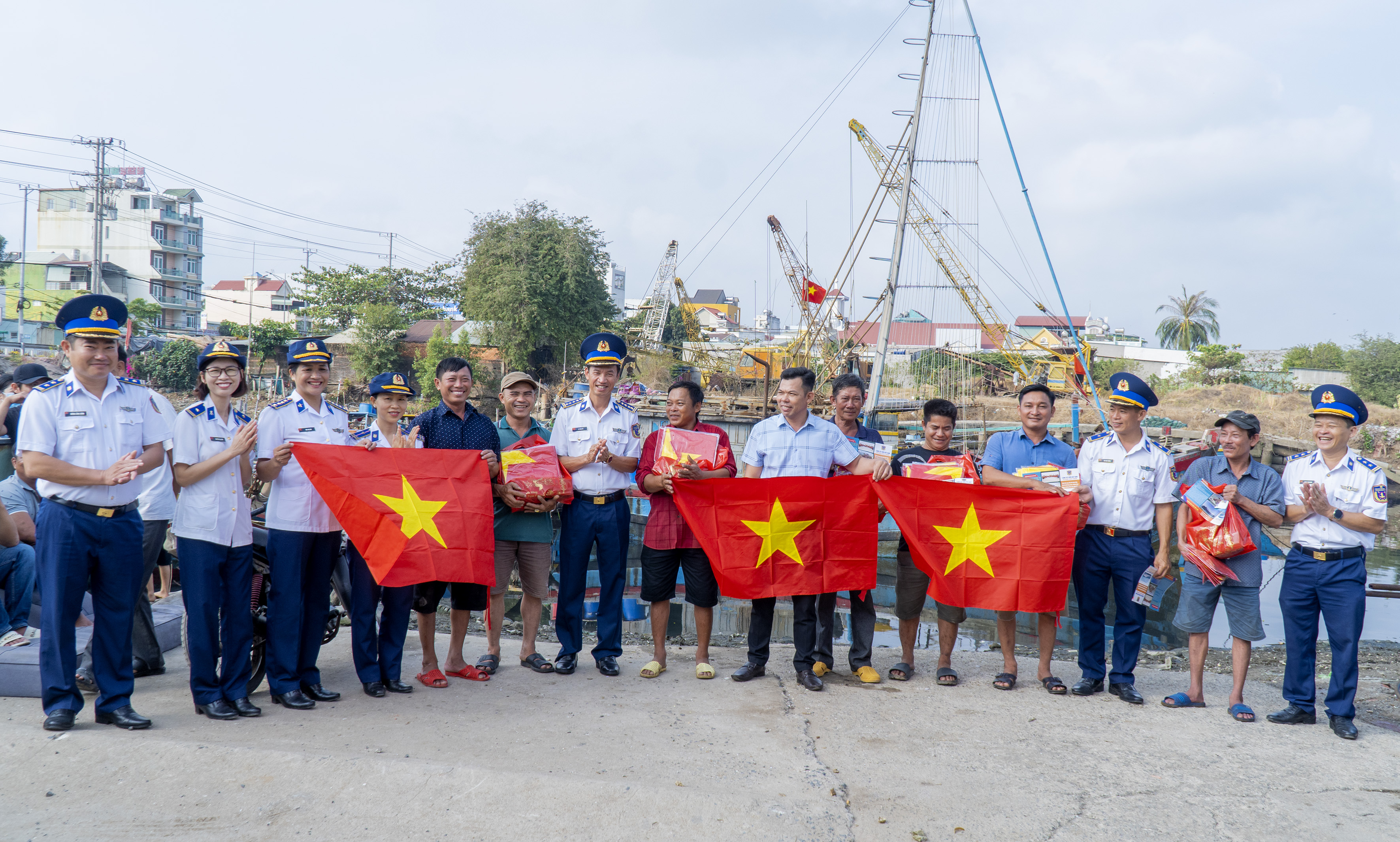 Niềm vui của ngư dân TP.Vũng Tàu bên cờ Tổ quốc và các phần quà Tết của Vùng Cảnh sát biển 3.