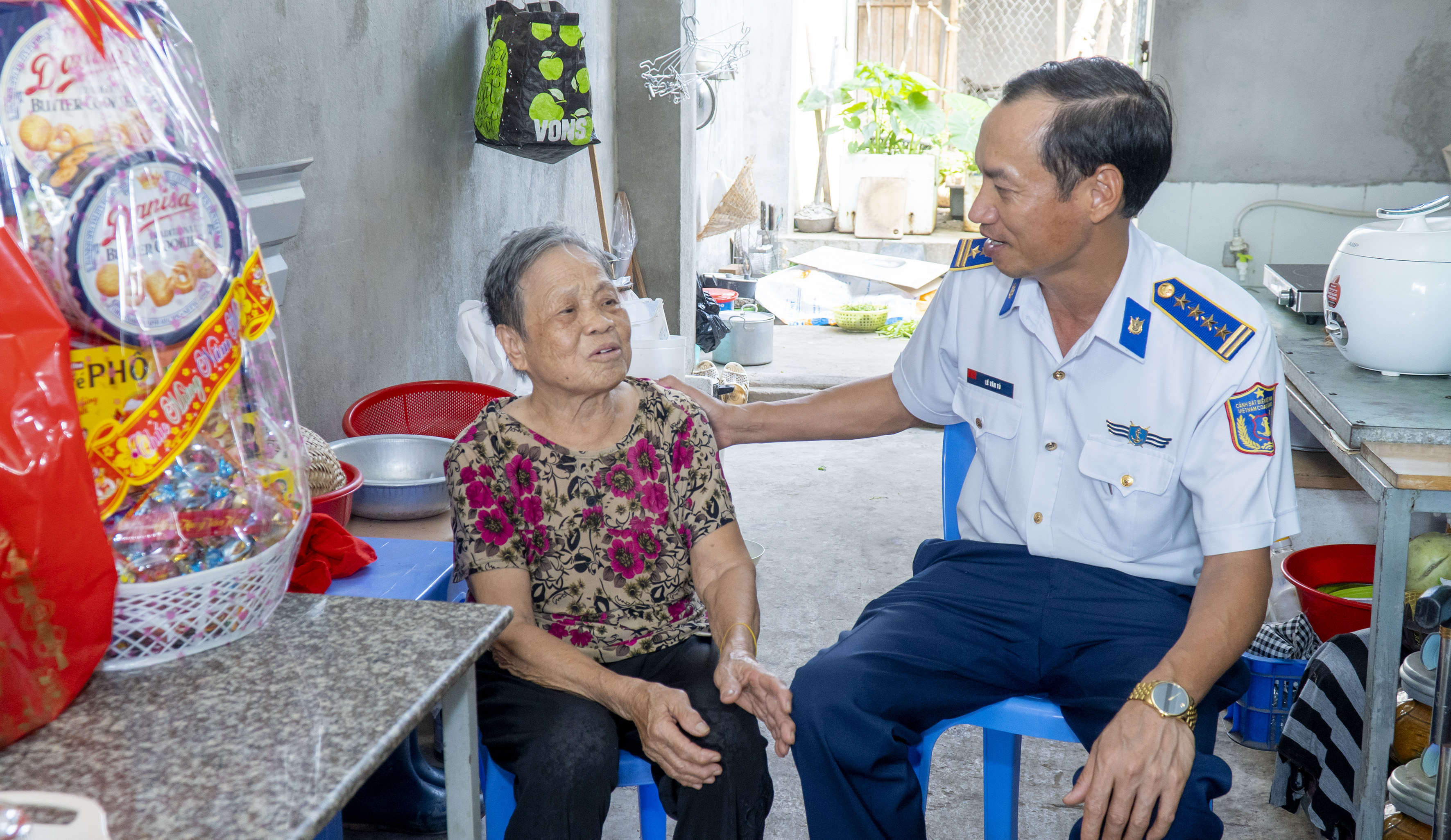 Đại tá Lê Văn Tú, Chính ủy Bộ Tư lệnh Vùng Cảnh sát biển 3 thăm hỏi, động viên và chúc Tết bà Trần Thị Loan (gia đình chính sách tại phường 11, TP.Vũng Tàu).