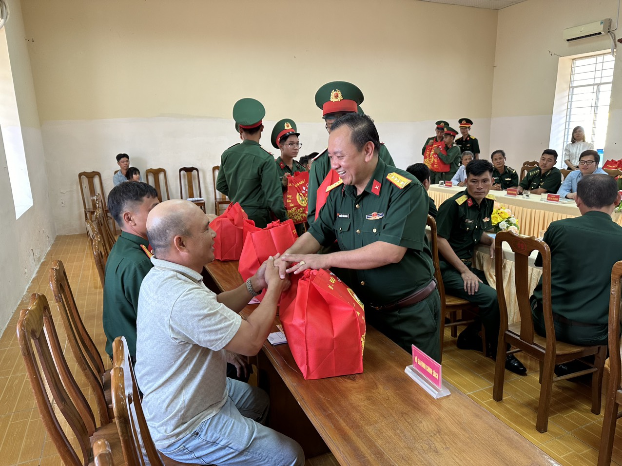 Đại tá Nguyễn Thành Trung, Chính ủy Bộ CHQS tỉnh thăm và tặng quà Tết cho các gia đình khó khăn tại huyện Côn Đảo.