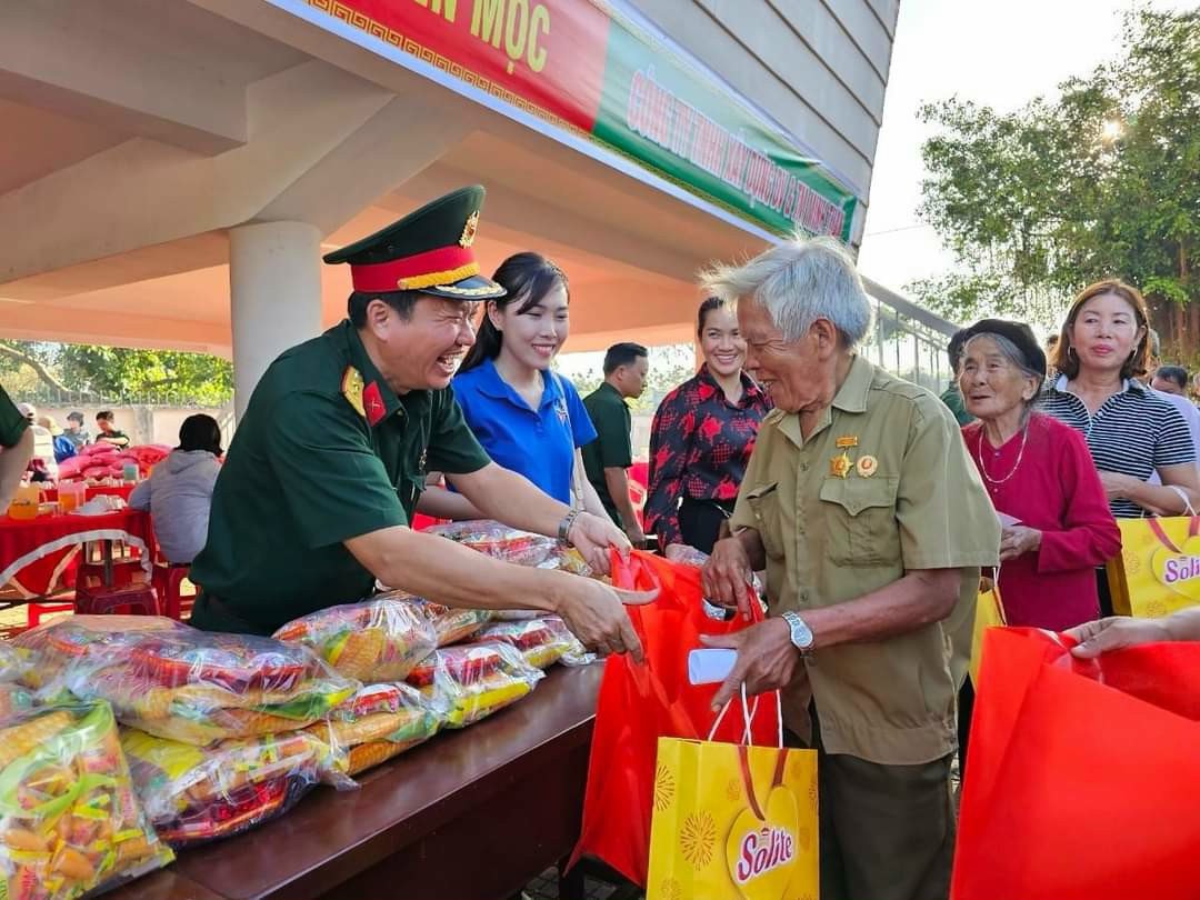 Đón bộ đội về làng tổ chức Chương trình Tết quân - dân, người dân xã Tân Lâm (huyện Xuyên Mộc) rất vui mừng và phấn khởi.