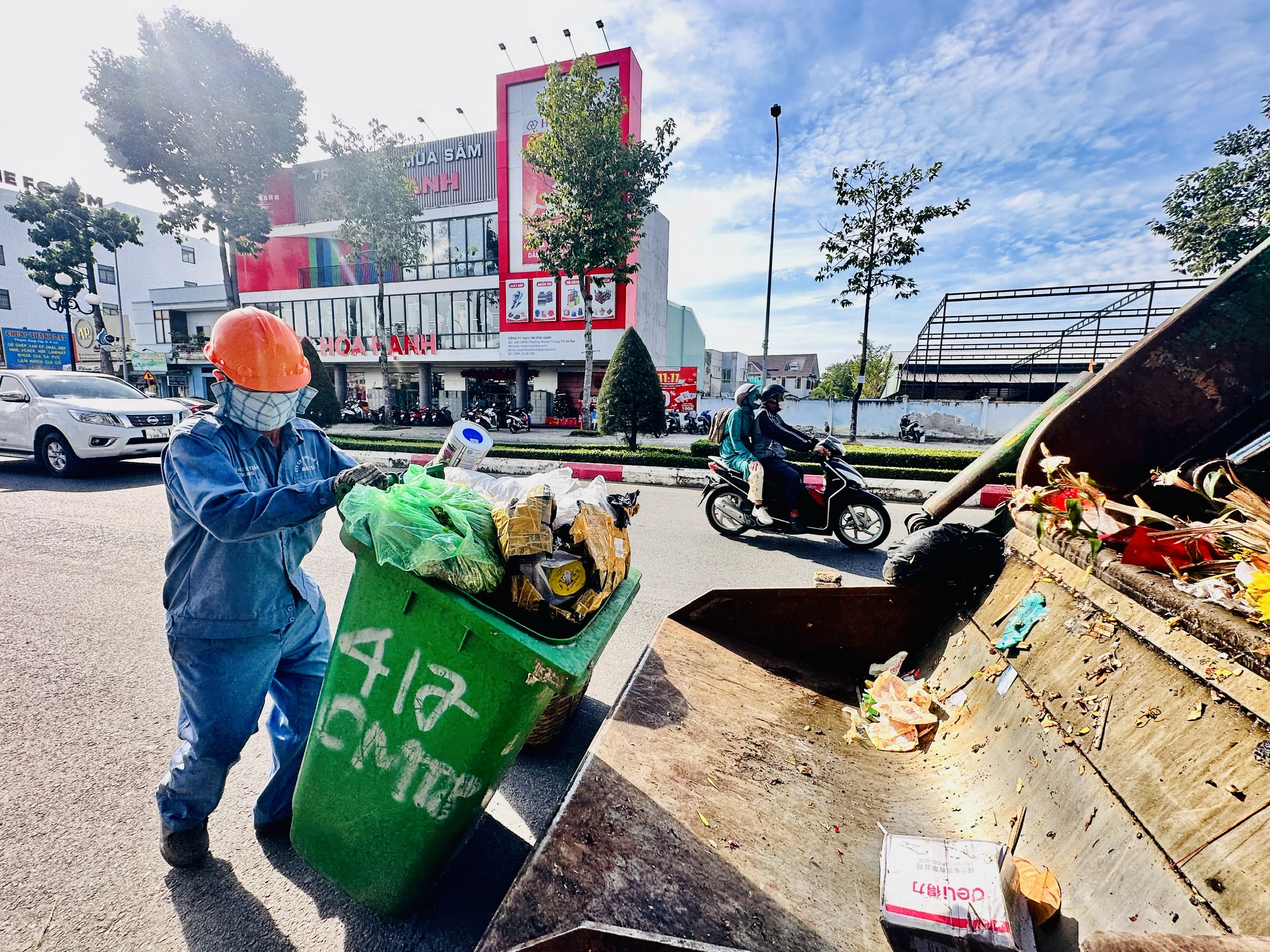 UBND tỉnh yêu cầu các cơ quan chức năng, địa phương tăng cường thu gom rác trong dịp Tết. Trong ảnh: Công nhân Công ty CP đô thị Bà Rịa thu gom rác