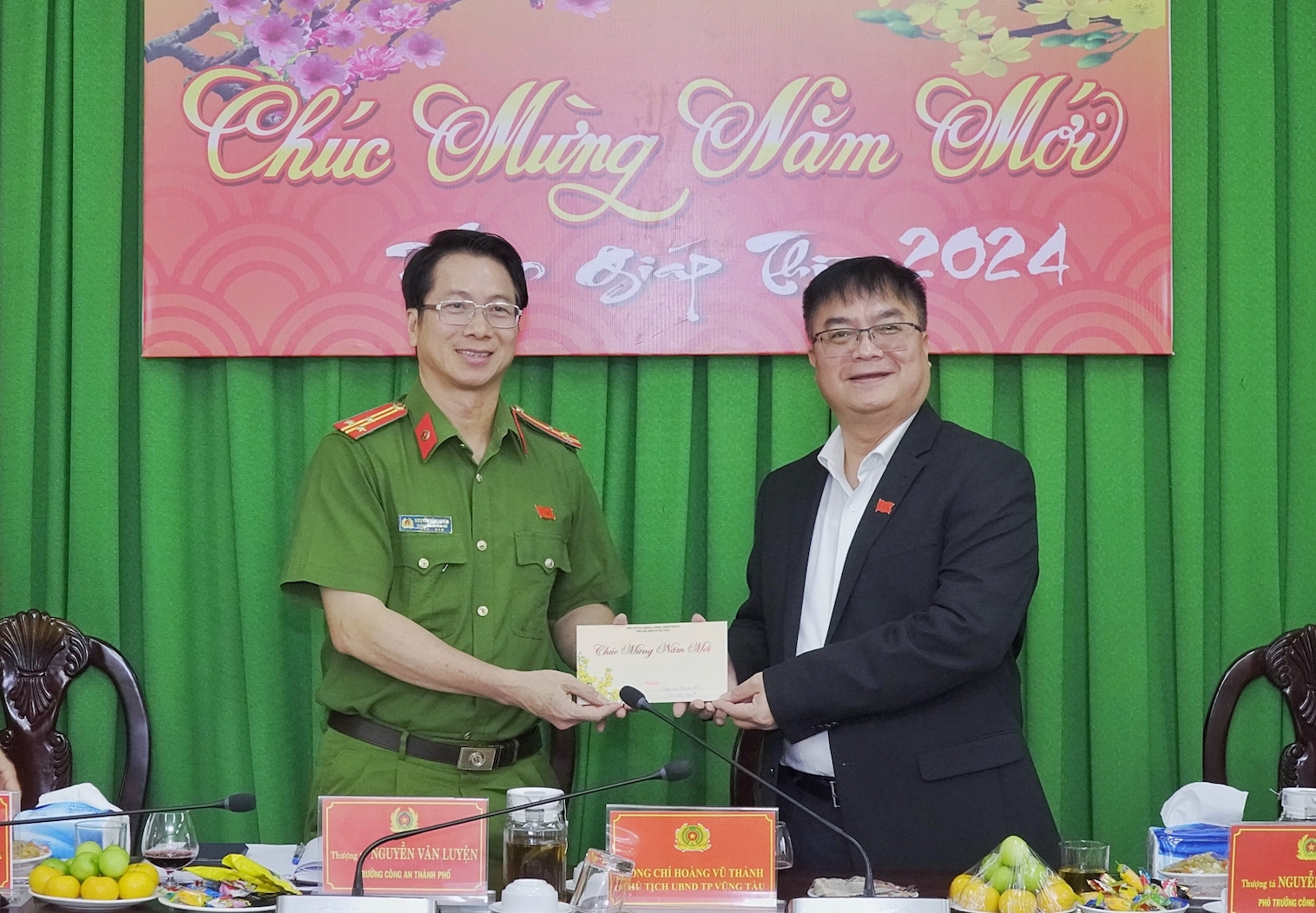 Ông Hoàng Vũ Thảnh, Phó Bí thư Thành ủy, Chủ tịch UBND TP. Vũng Tàu thăm, chúc Tết và tặng quà Công an TP. Vũng Tàu. ẢNH: MẠNH THẮNG.