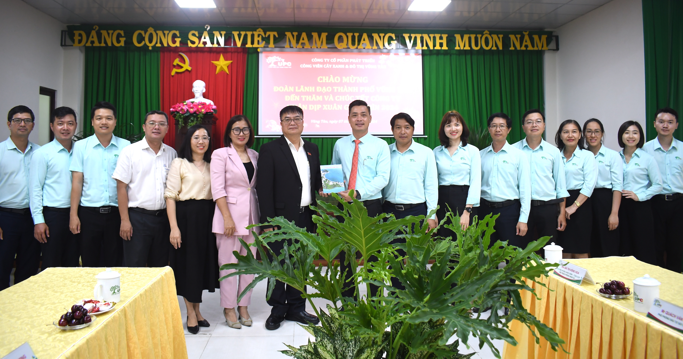 Ông Hoàng Vũ Thảnh, Phó Bí thư Thành ủy, Chủ tịch UBND TP. Vũng Tàu thăm, chúc Tết và tặng quà Công ty CP Phát triển Công viên cây xanh và Đô thị Vũng Tàu.