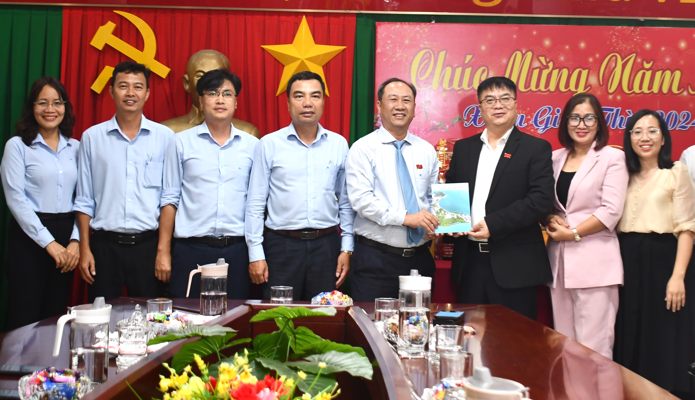 Ông Hoàng Vũ Thảnh, Phó Bí thư Thành ủy, Chủ tịch UBND TP. Vũng Tàu thăm, chúc Tết và tặng quà Công ty CP Dịch vụ Môi trường và Công trình Đô thị Vũng Tàu.