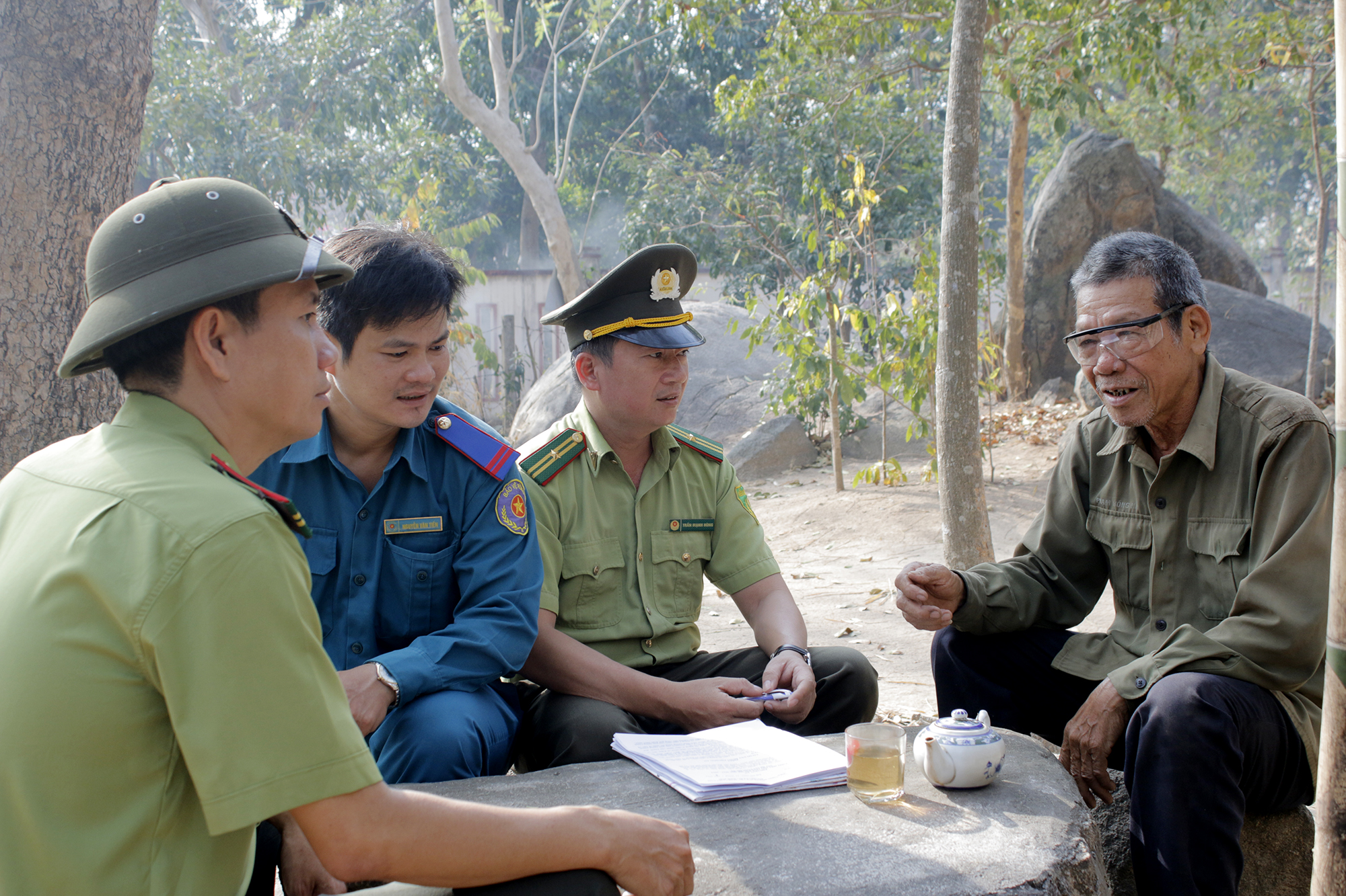 Hạt kiểm lâm Long Điền-Đất Đỏ cho người dân sống ven rừng ký cam kết trong việc thực hiện công tác bảo vệ rừng và PCCR.