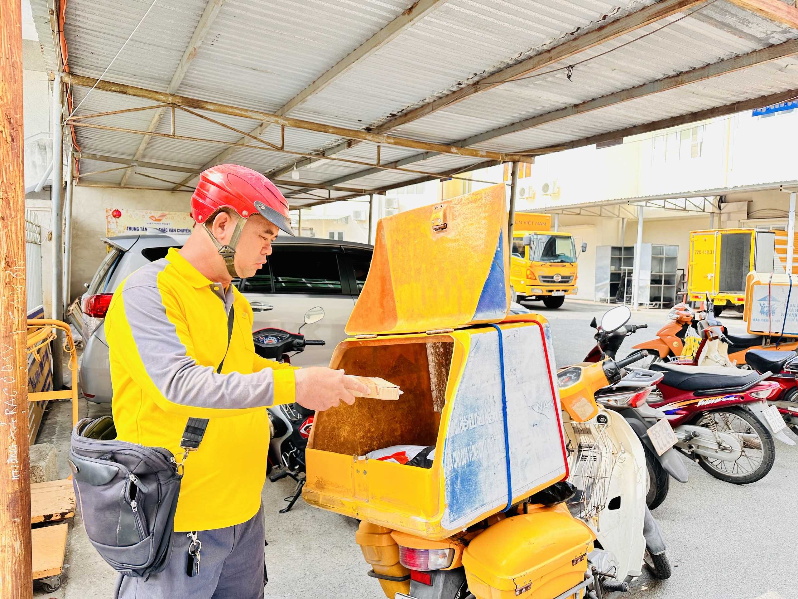 Bưu tá Tô Văn Tuấn chuẩn bị hàng để giao khách ngày 29 Tết