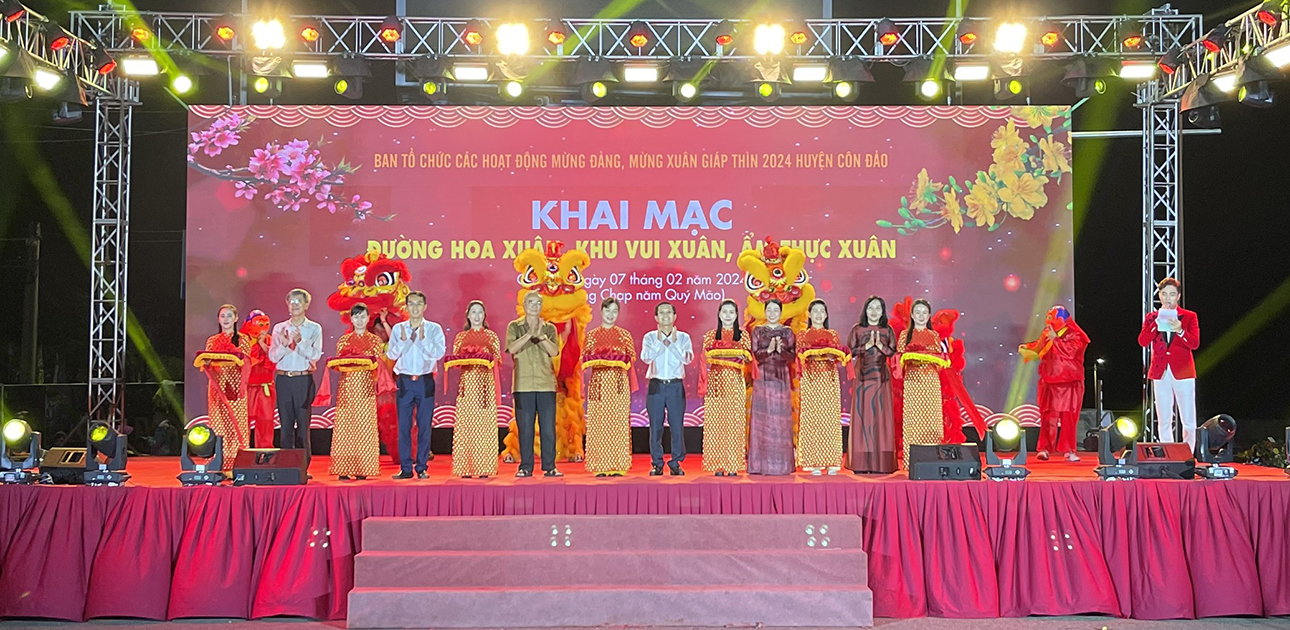 Lãnh đạo và nguyên lãnh đạo huyện Côn Đảo cắt băng khai mạc đường hoa, khu vui xuân và khu ẩm thực Xuân Giáp Thìn 2024