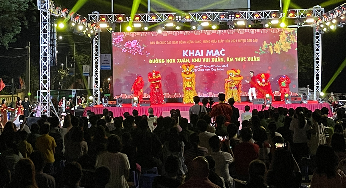 Đông đảo nhân dân và du khách theo dõi lễ khai mạc