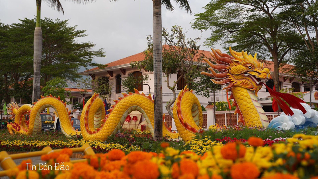 Linh vật rồng là đại cảnh trung tâm của đường hoa Côn Đảo. Ảnh: Tin Côn Đảo