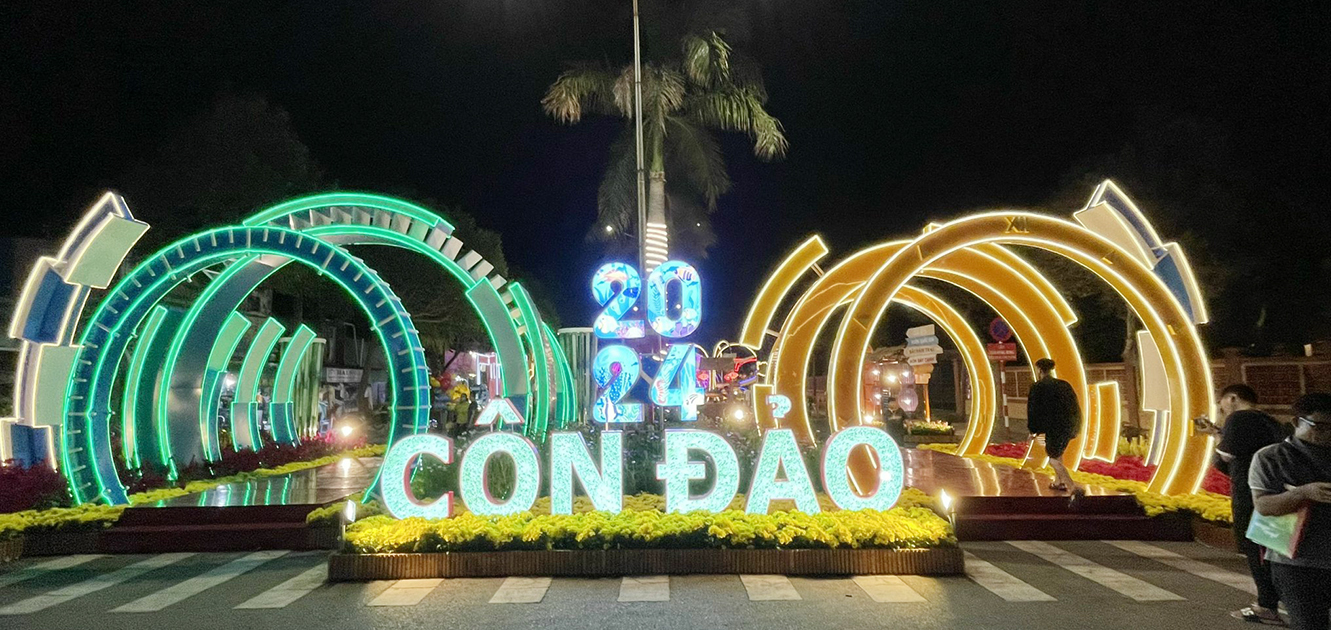 Cổng vào đường hoa Côn Đảo từ vòng xoay Lê Hồng Phong - Nguyễn Huệ