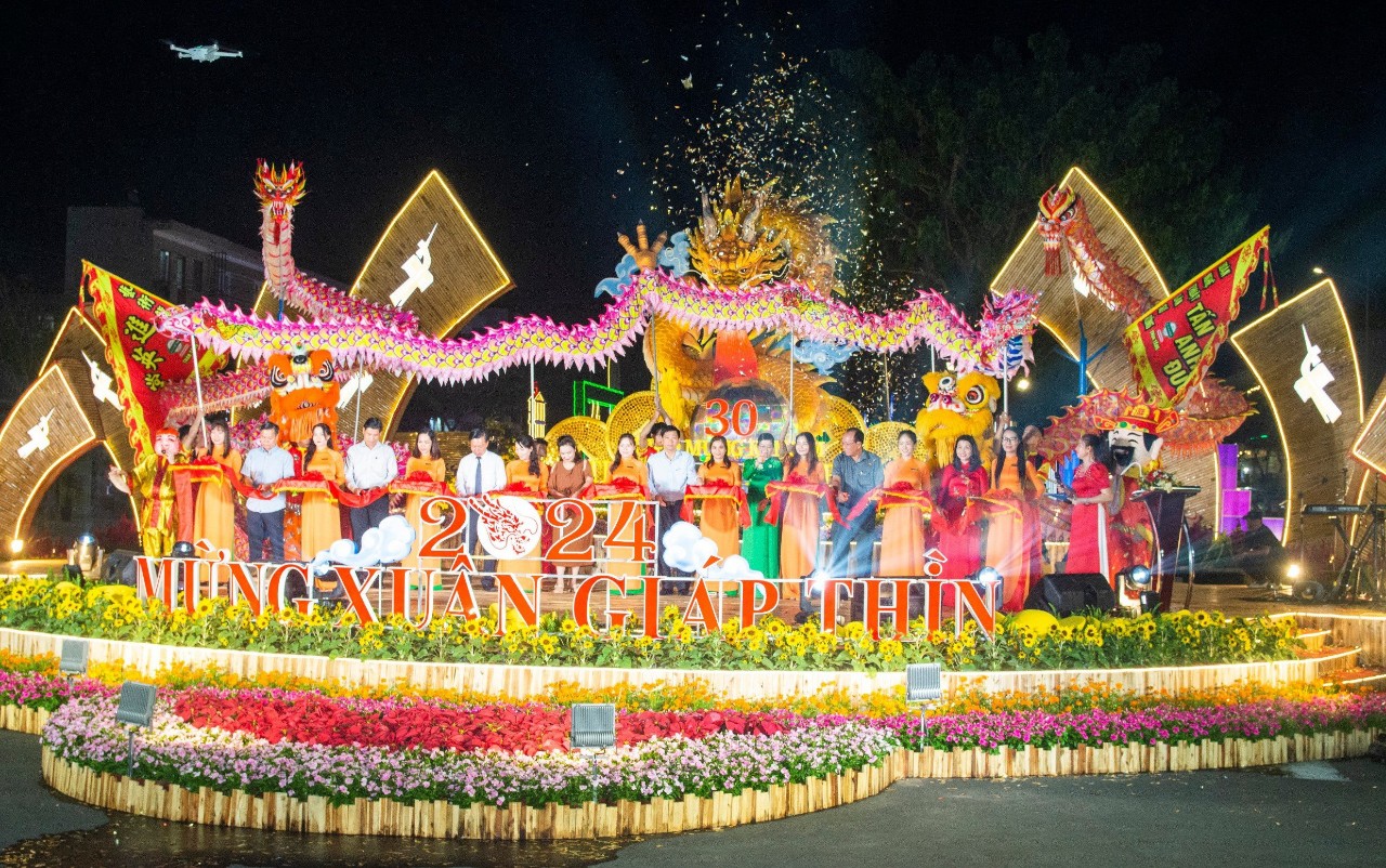 Lãnh đạo TP.Bà Rịa cắt băng khai mạc đường hoa nghệ thuật mừng Đảng, mừng xuân Giáp Thìn năm 2024