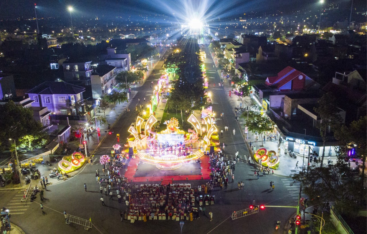 Lễ khai mạc diễn ra sôi động, thể hiện sự vui tươi, phấn khởi trong không khí Tết đến xuân về