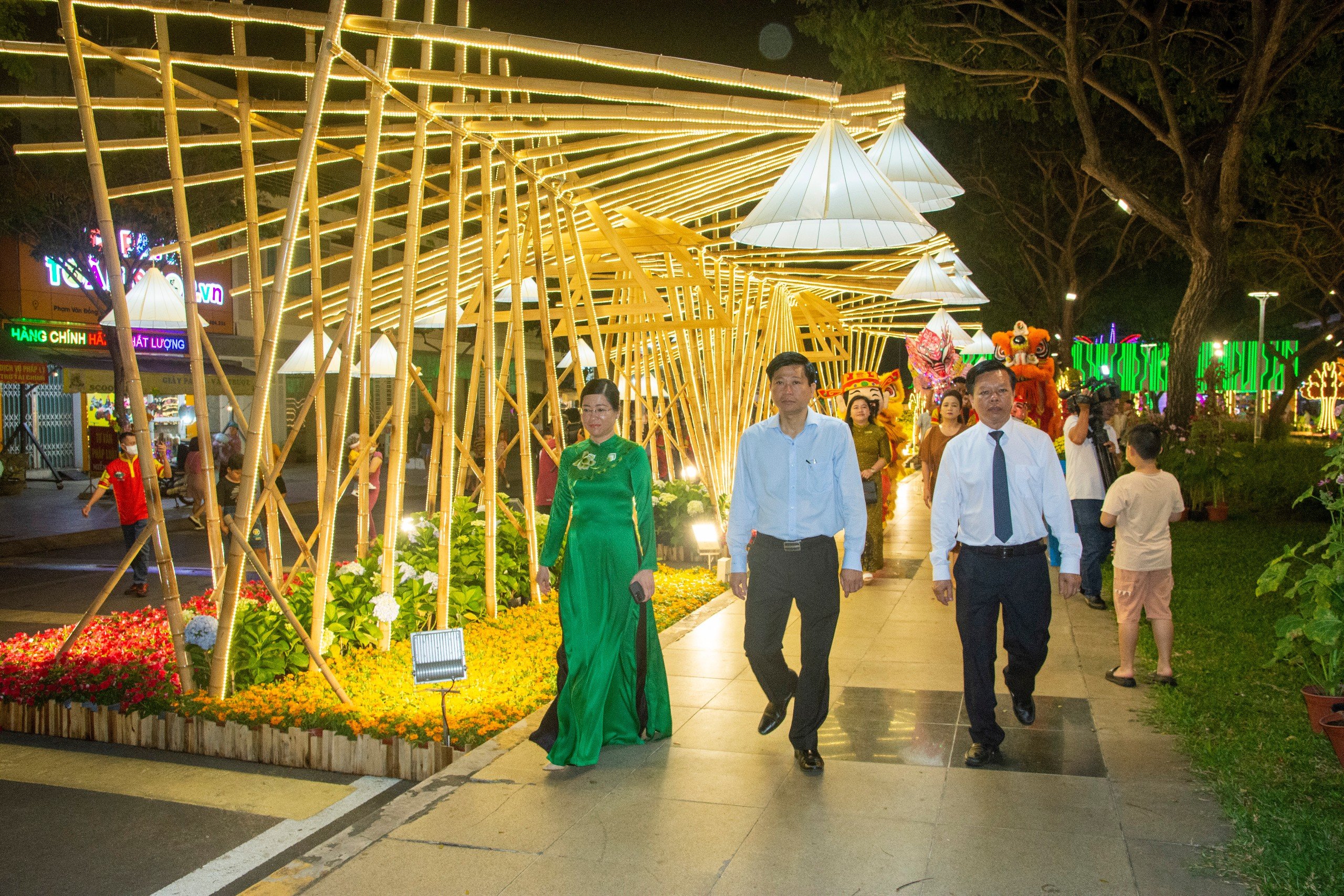 Đoàn lãnh đạo thành phố tham quan đường hoa Phạm Văn Đồng tối 7/2