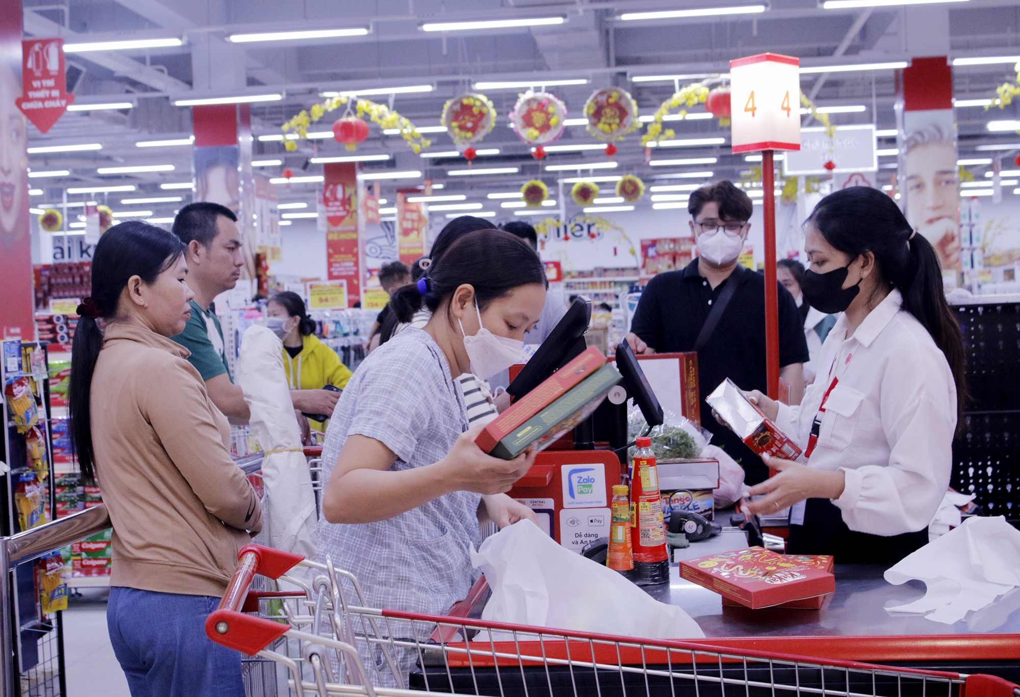 Nhân viên siêu thị GO! Bà Rịa thanh toán tiền hàng cho khách.