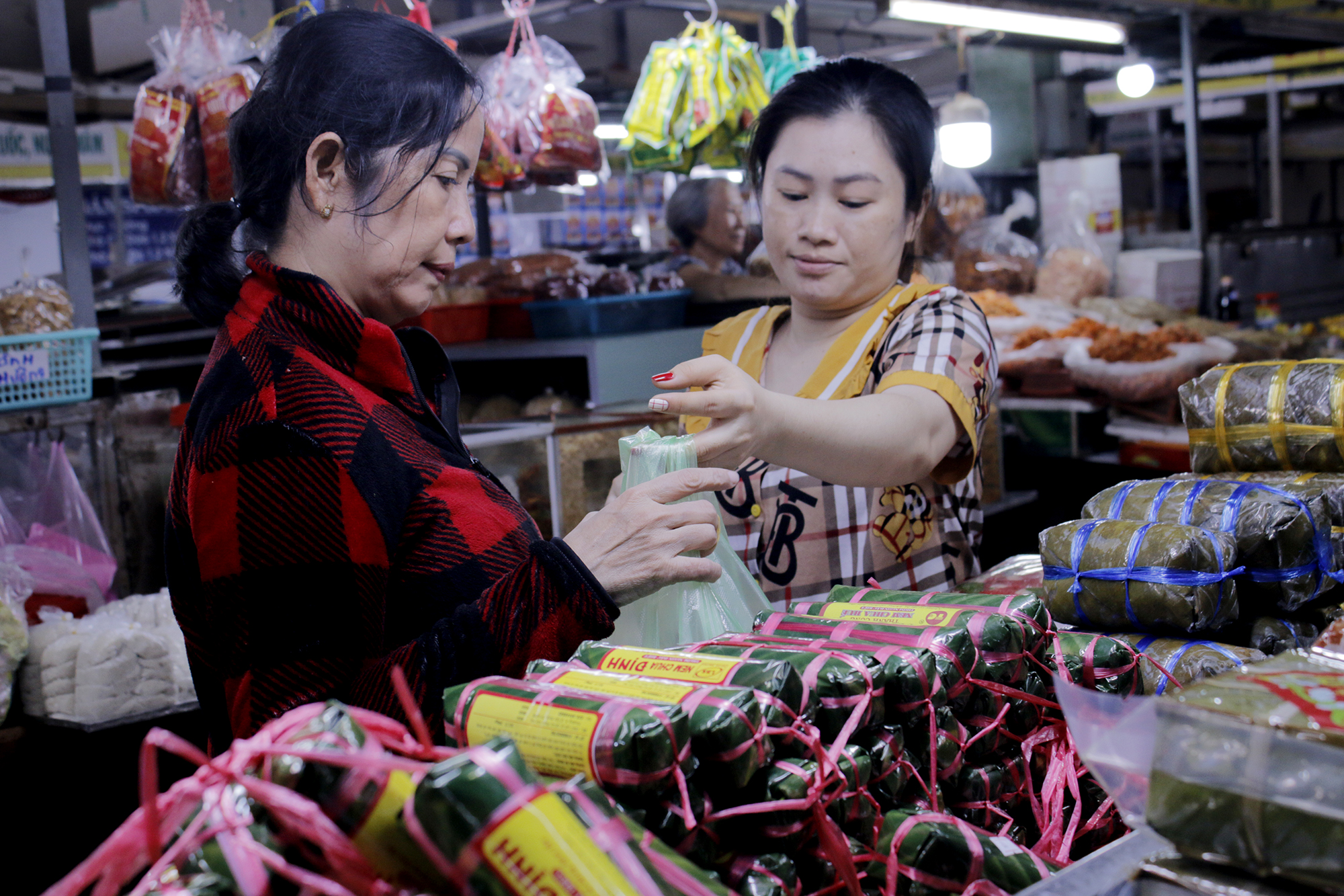 Người dân mua sắm Tết tại chợ Bà Rịa sáng 29 tháng Chạp.