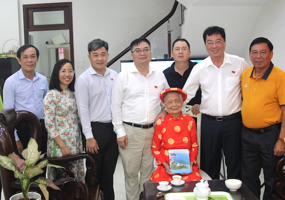Lãnh đạo TP. Vũng Tàu thăm, chúc Tết và mừng thọ cụ Trần Thị Lợi (SN 1919, ngụ tại số 21/10 Kha Vạn Cân, phường 7).