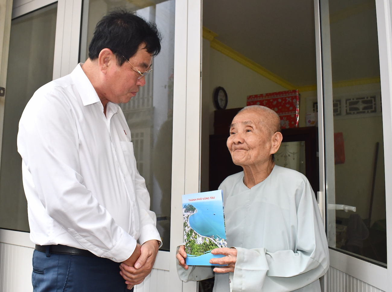 Ông Trần Đình Khoa, Bí thư Thành ủy Vũng Tàu thăm, chúc Tết cụ Trần Thị Bảy (SN 1934, ngụ tại số 376/7 đường Lê Lợi, phường 7) sống neo đơn.