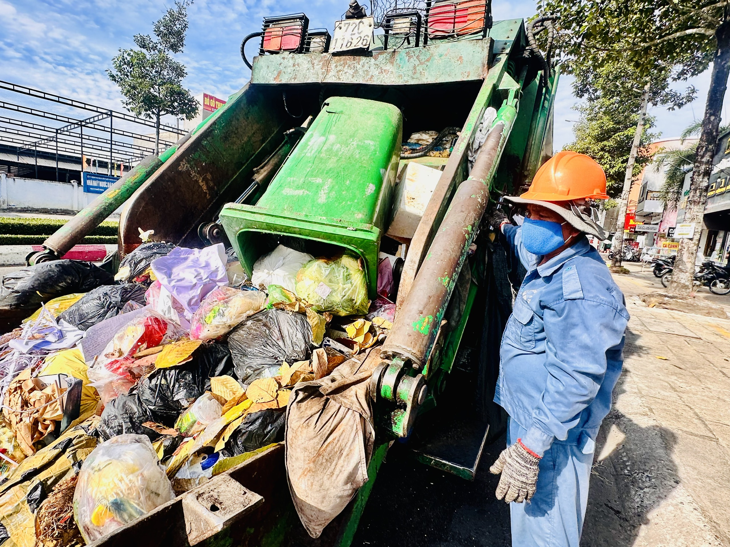 Công nhân Công ty CP đô thị Bà Rịa thu gom rác tại khu vực gần Công viên 30/4 chuẩn bị cho hoạt động bắn pháo hoa 