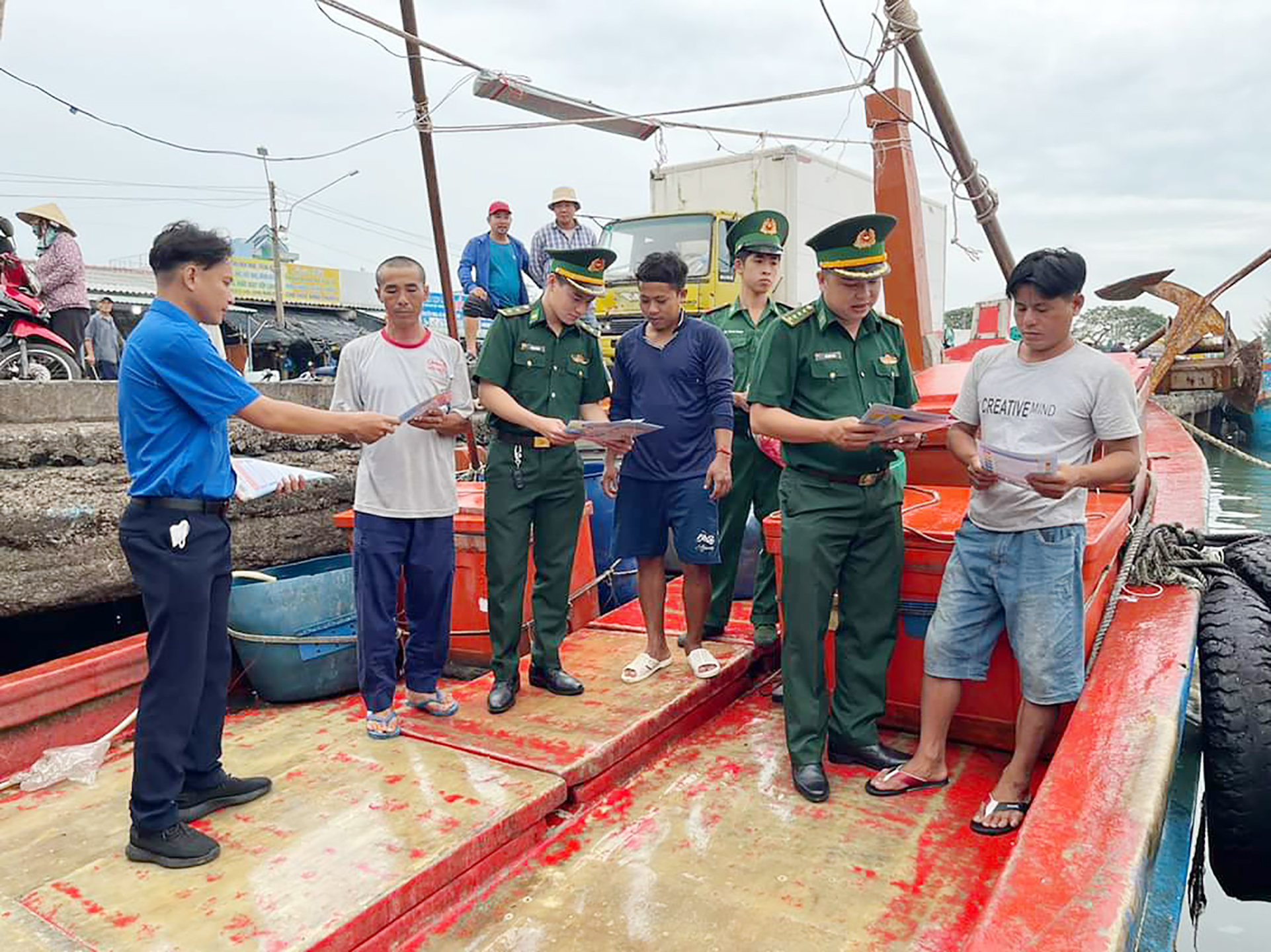 Cán bộ, chiến sĩ Đồn Biên phòng Phước Tỉnh tuyên truyền tới ngư dân công tác PCCC dịp Tết.