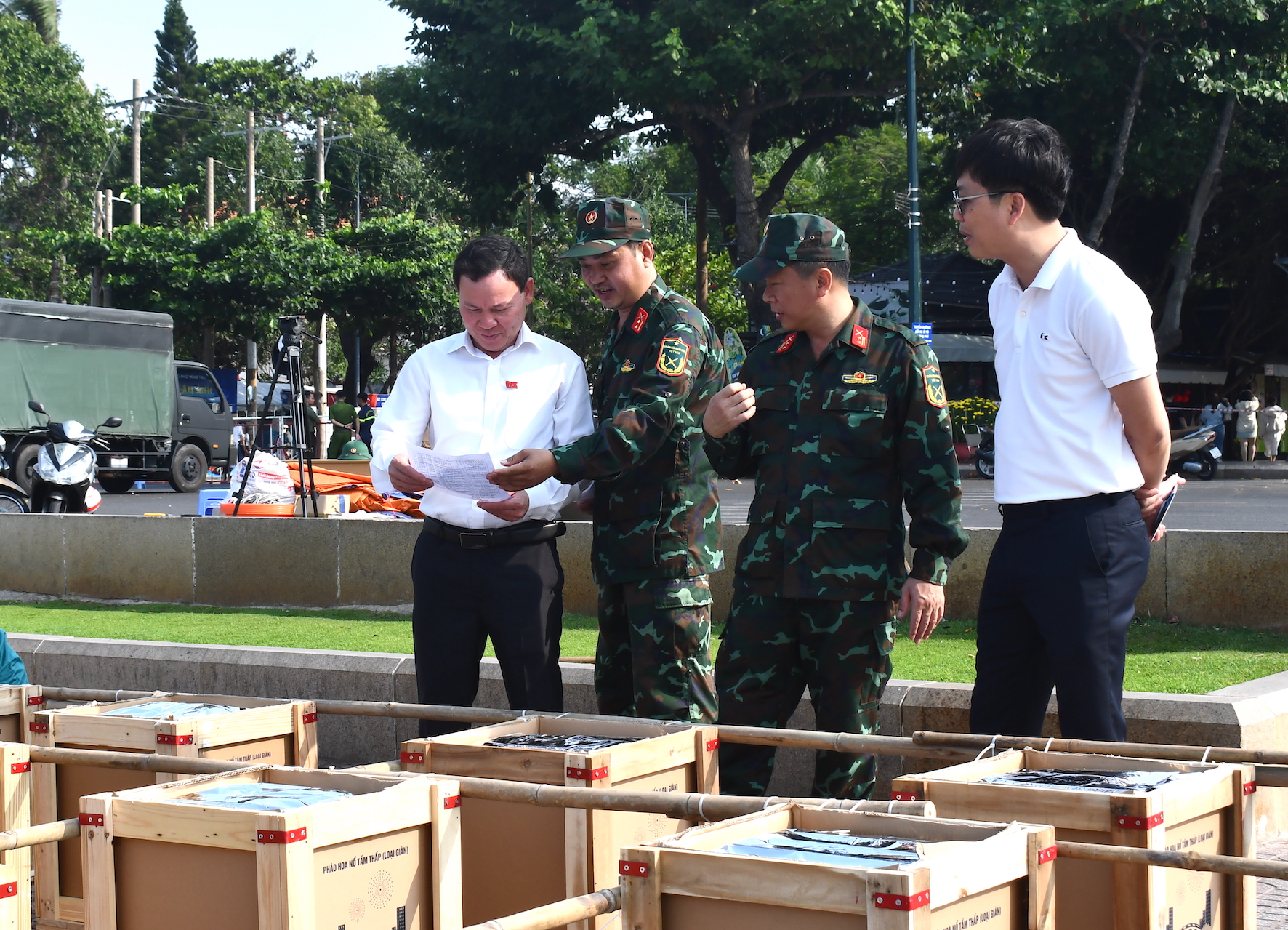 Ông Nguyễn Trọng Thụy, Phó Chủ tịch UBND TP. Vũng Tàu khảo sát công tác chuẩn bị bắn pháo hoa tại khu vực Bãi Trước.