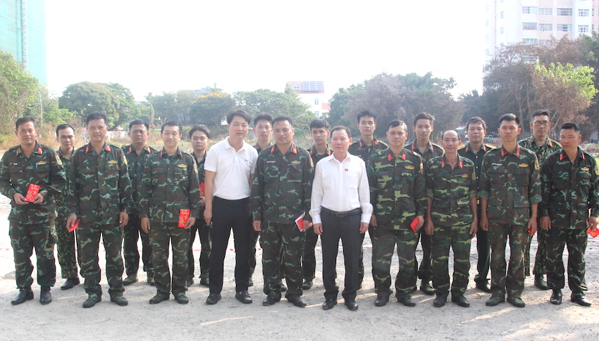Ông Nguyễn Trọng Thụy, Phó Chủ tịch UBND TP. Vũng Tàu tặng quà động viên cán bộ, chiến sĩ và các lực lượng thực hiện nhiệm vụ bắn pháo hoa tại khu vực hồ Bàu Trũng (phường Nguyễn An Ninh).