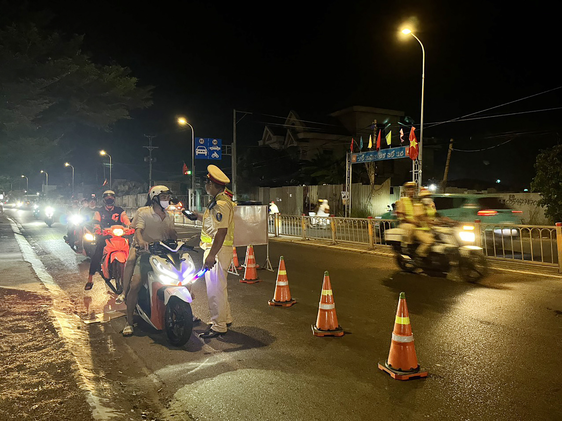 Lực lượng CSGT huyện Long Điền kiểm tra nồng độ cồn đối với người điều khiển phương tiện tham gia giao thông.